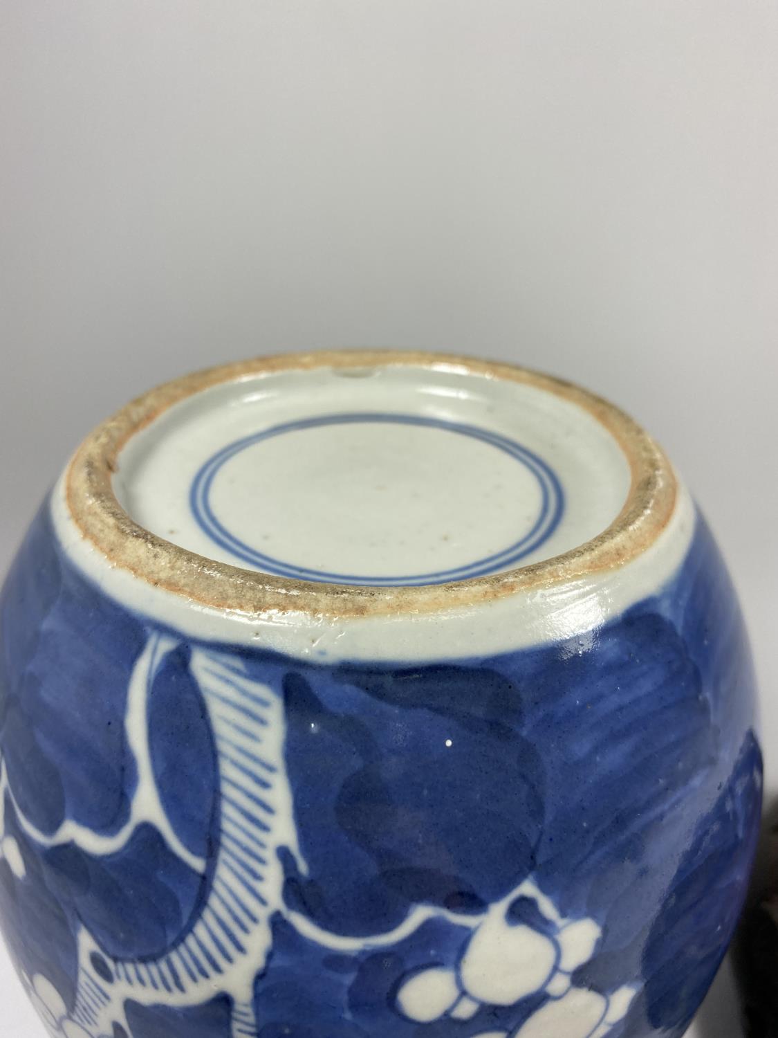 A LATE 19TH CENTURY CHINESE PORCELAIN PRUNUS BLOSSOM PATTERN GINGER JAR ON WOODEN BASE, DOUBLE - Image 5 of 7