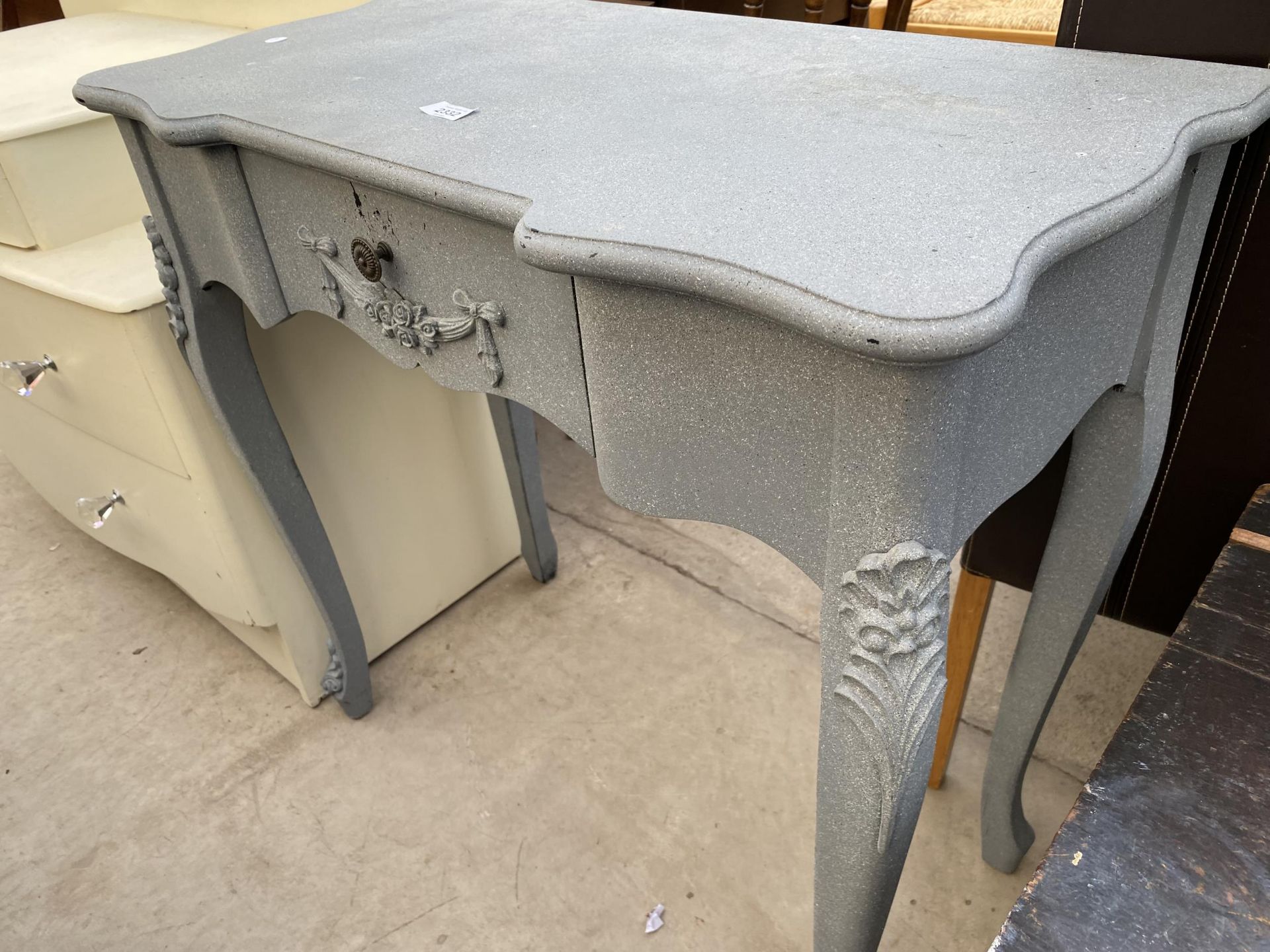 A SPECKLED GREY SIDE TABLE WITH SINGLE DRAWER - Image 2 of 2