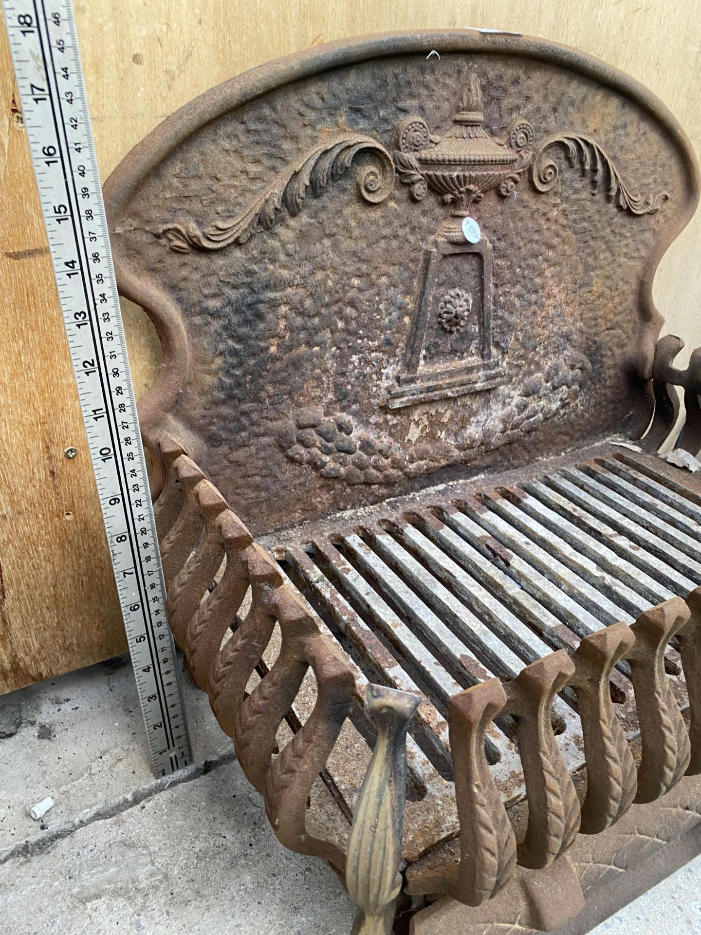 A VINTAGE CAST IRON FIRE GRATE WITH DECORATIVE CAST IRON BACK - Image 4 of 5