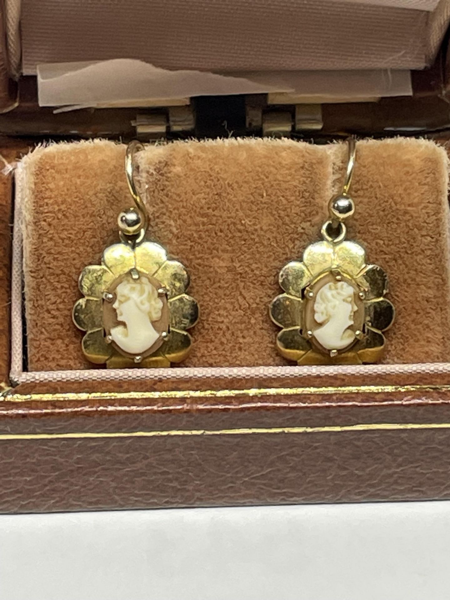 A PAIR OF MARKED 375 GOLD EARRINGS WITH CAMEOS IN A PRESENTATION BOX GROSS WEIGHT 1.87 GRAMS - Image 4 of 4