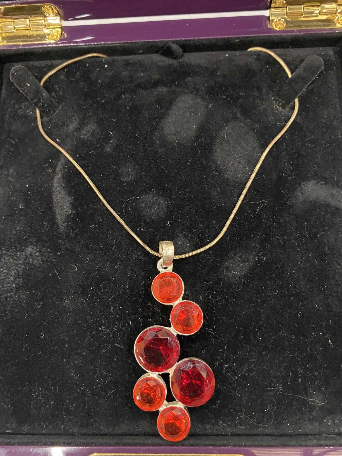 A NECKLACE WITH A LARGE 'CHERRY' DESIGN PENDANT IN PRESENTATION BOX - Image 2 of 3