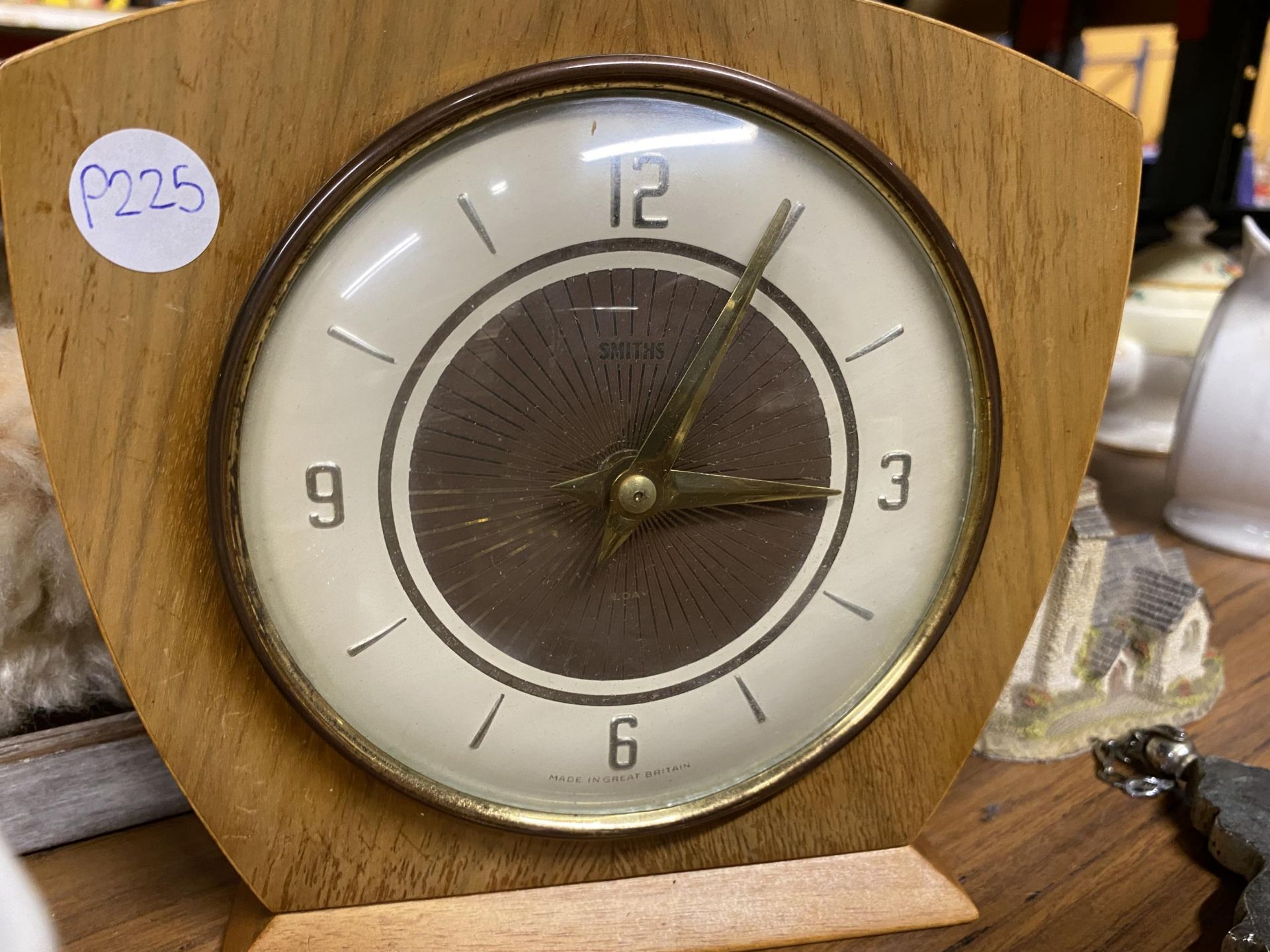 A MIXED GROUP OF ITEMS TO INCLUDE A VINTAGE SMITHS MANTLE CLOCK ETC - Image 2 of 2