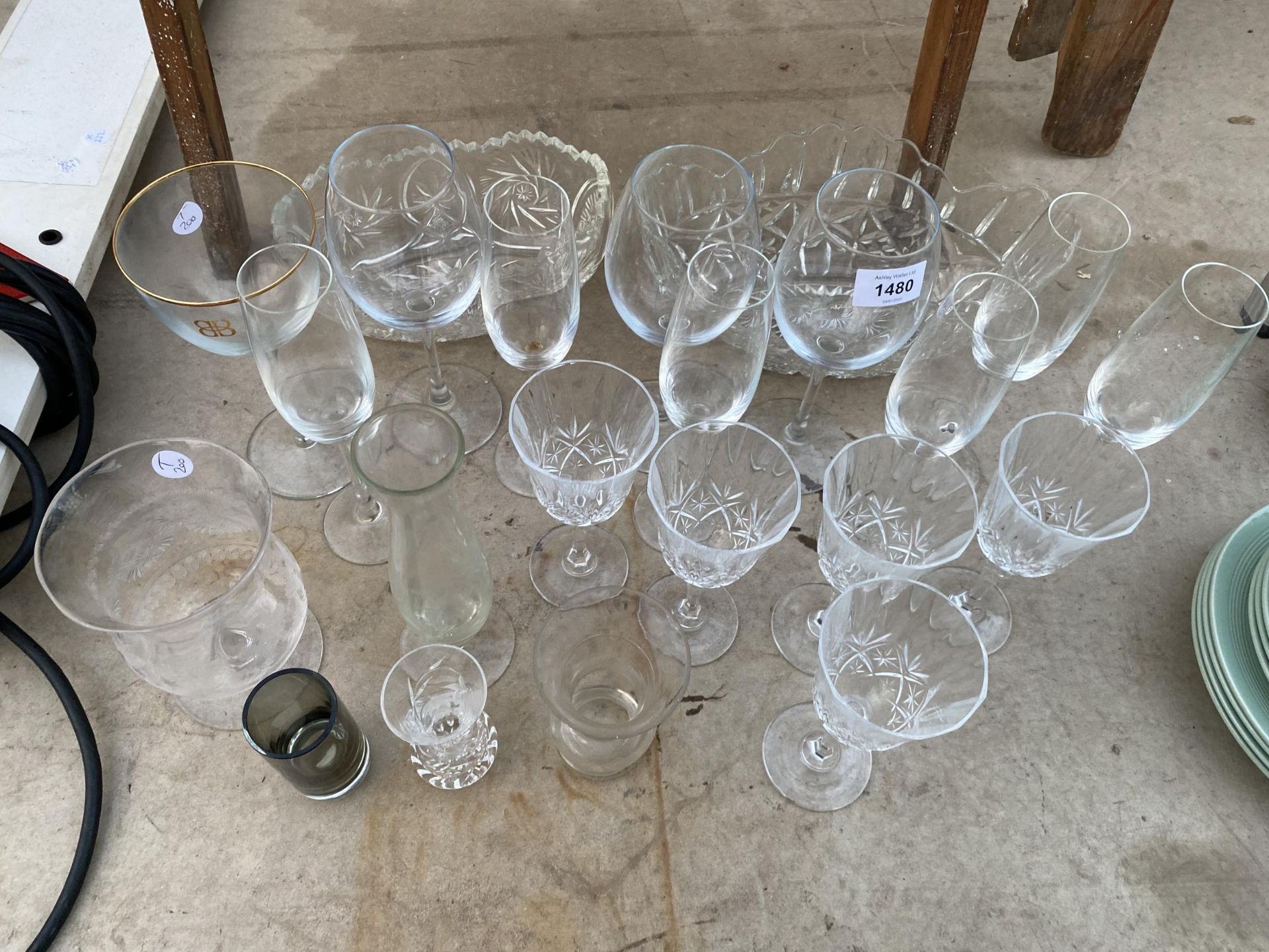 AN ASSORTMENT OF GLASS WARE TO INCLUDE WINE GLASSES, CHAMPAGNE FLUTES AND BOWLS ETC