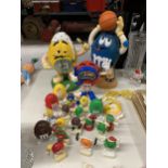 A LARGE COLLECTION OF M AND M FIGURES TO INCLUDE A CLOCK