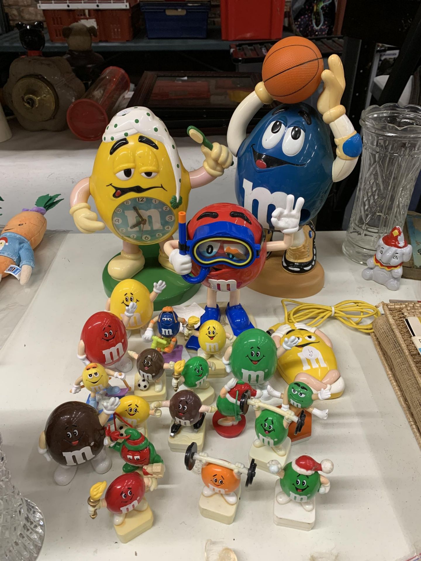 A LARGE COLLECTION OF M AND M FIGURES TO INCLUDE A CLOCK