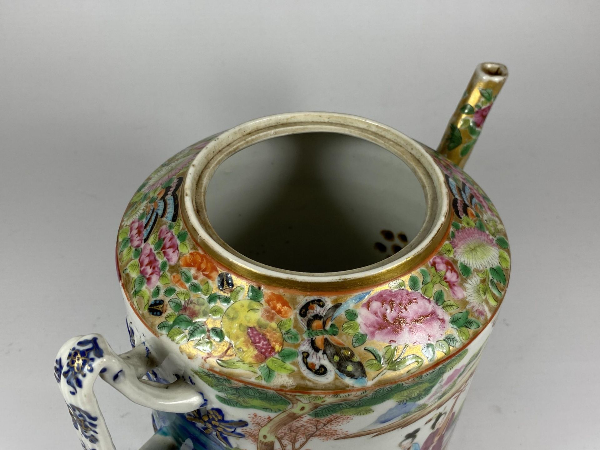 A 19TH CENTURY CHINESE CANTON FAMILLE ROSE TEAPOT, HEIGHT 14CM - Image 3 of 4