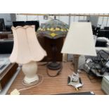 THREE VARIOUS TABLE LAMPS TO INCLUDE ONE WITH A TIFFANY STYLE SHADE