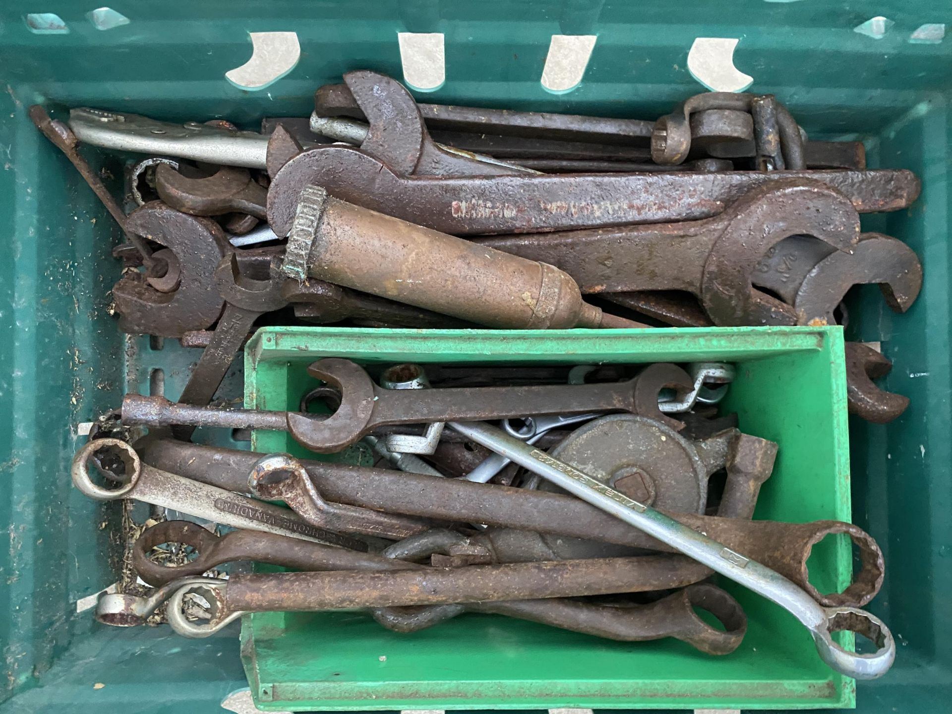 A LARGE ASSORTMENT OF VINTAGE HEAVY DUTY SPANNERS - Image 2 of 2