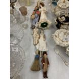 A COLLECTION OF DOLLS TO INCLUDE A 1920'S/30'S WOODEN 'BRUSH' DOLL, PEG, CLOWN WITH CERAMIC LIMBS