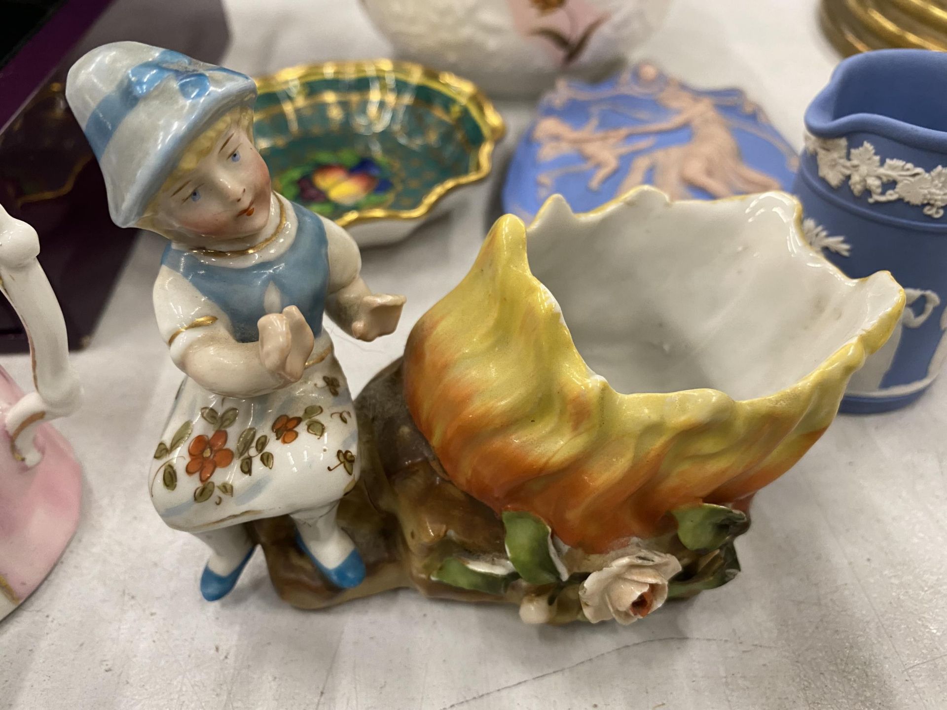 A QUANTITY OF CERAMIC ITEMS TO INCLUDE A PAIR OF SMALL WADE 'MONKEY' SPILL HOLDERS, VICTORIAN - Image 4 of 6