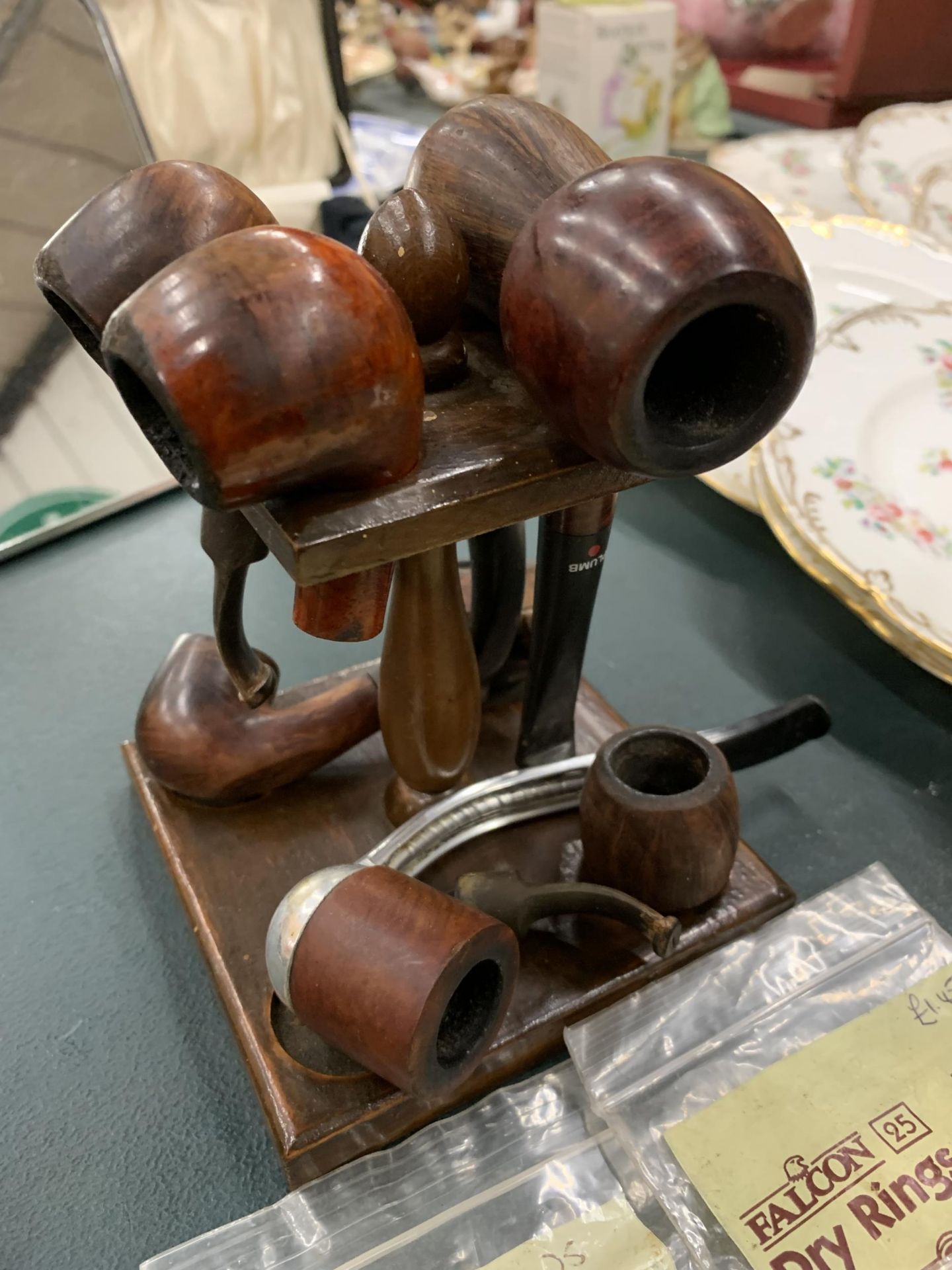 A VINTAGE PIPE STAND WITH A QUANTITY OF PIPES PLUS THREE BAGS OF DRY RINGS - Image 2 of 4