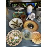 A QUANTITY OF STUDIO POTTERY ITEMS TO INCLUDE BOWLS, PLATES, ETC, SOME MARKED TO THE BASE PLUS A