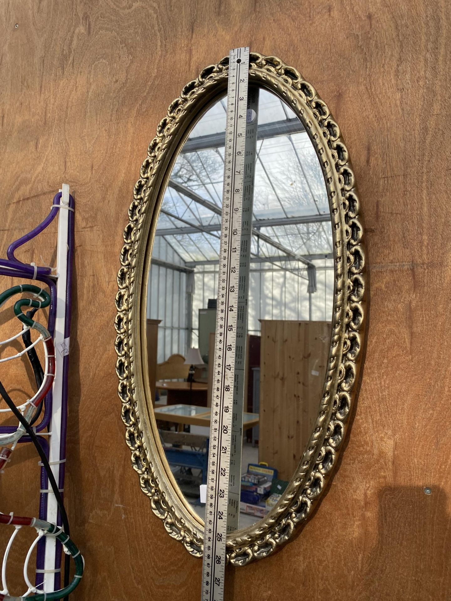 A DECORATIVE GILT FRAMED OVAL WALL MIRROR - Image 2 of 3