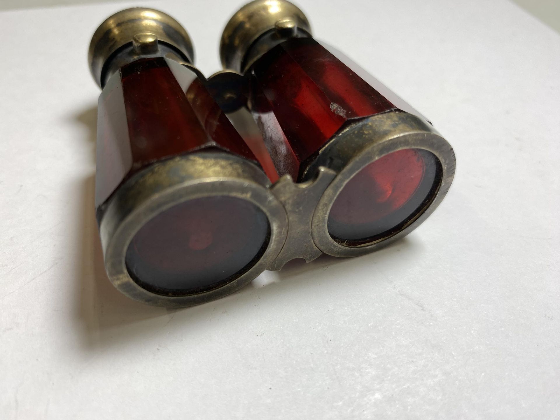 A VINTAGE CRANBERRY GLASS AND METAL DOUBLE PERFUME BOTTLE MODELLED IN THE FORM OF OPERA GLASSES - Image 3 of 4