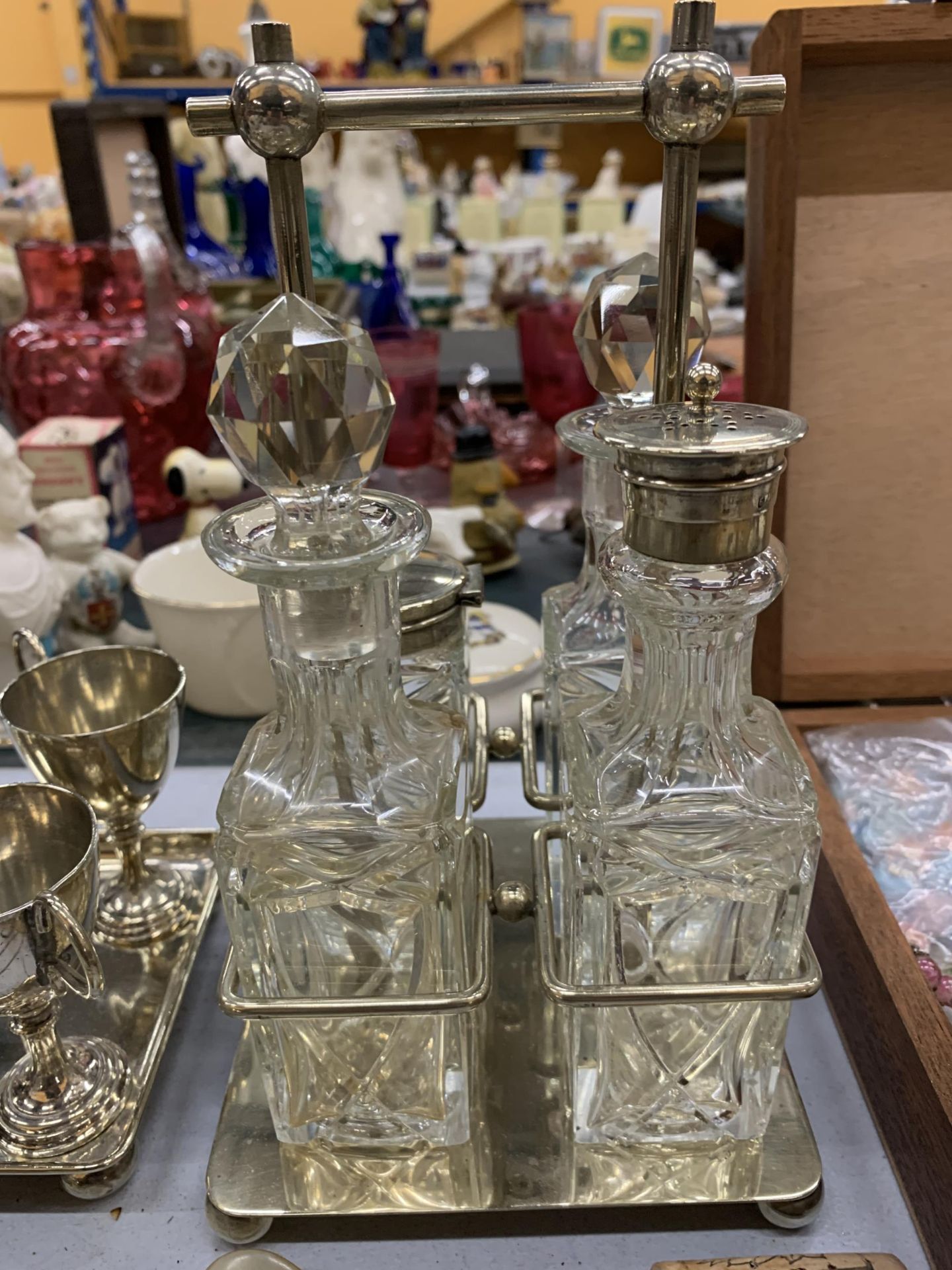 A CUT GLASS CRUET SET WITH PLATED TOPS IN A HOLDER, SILVER PLATED EGG CUPS ON A TRAY, SERVING - Image 2 of 3