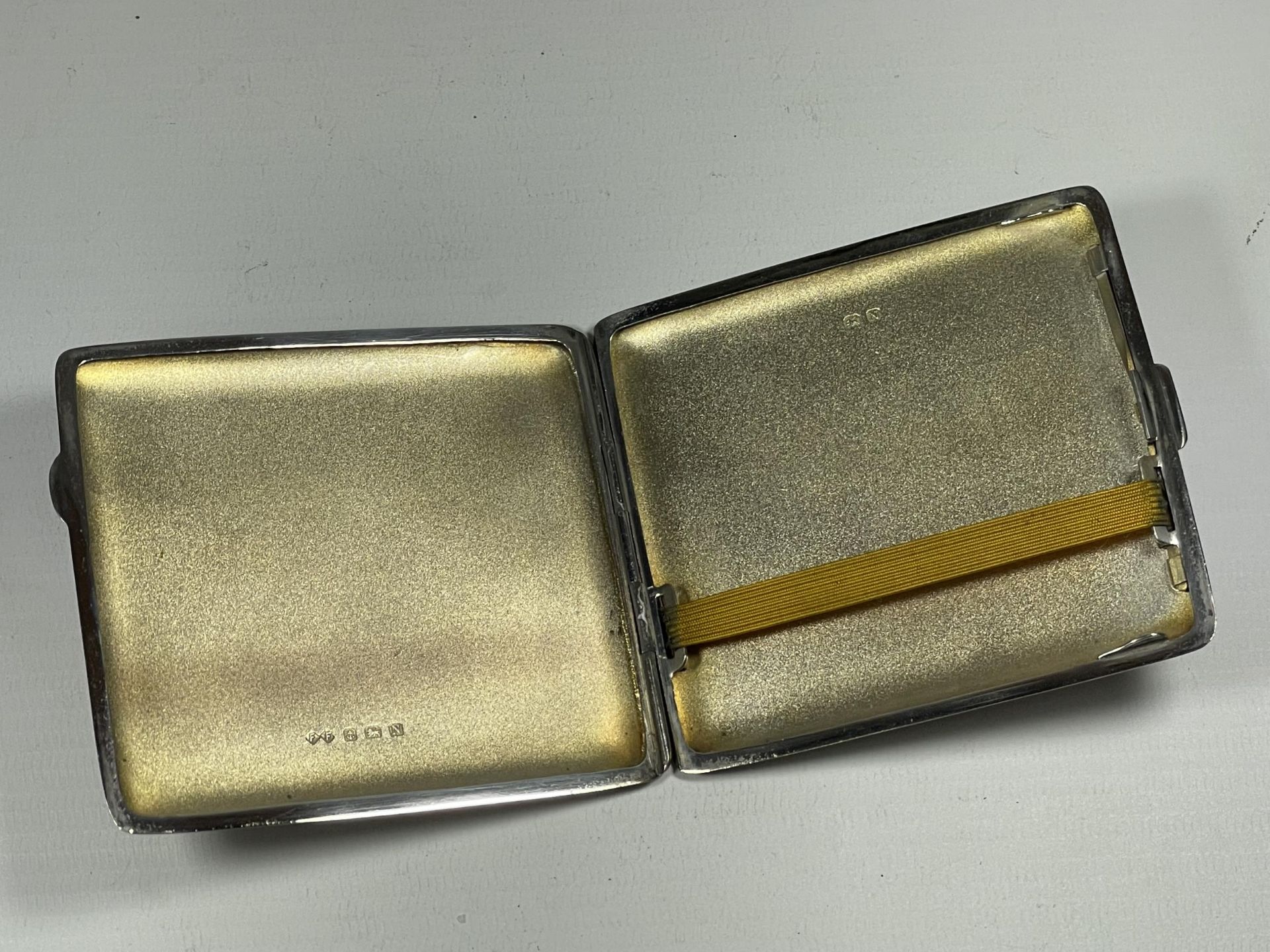 A GEORGE V SILVER CIGARETTE / CARD CASE, HALLMARKS FOR BIRMINGHAM, 1937, WEIGHT 115G - Image 3 of 5