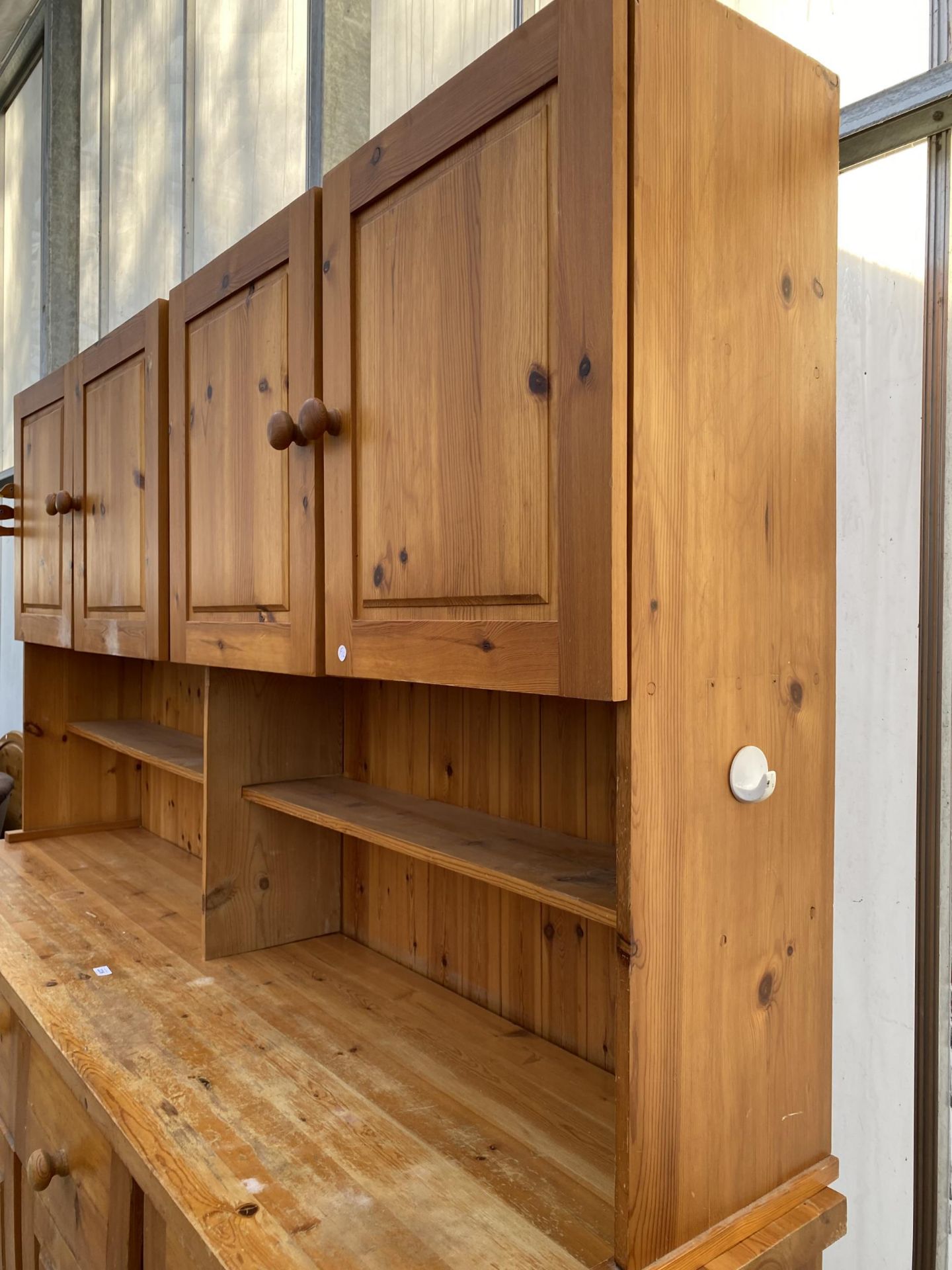 A MODERN PINE KITCHEN DRESSER WITH CUPBOARDS AND DRAWERS TO BASE AND TOP, 84" WIDE - Image 4 of 5