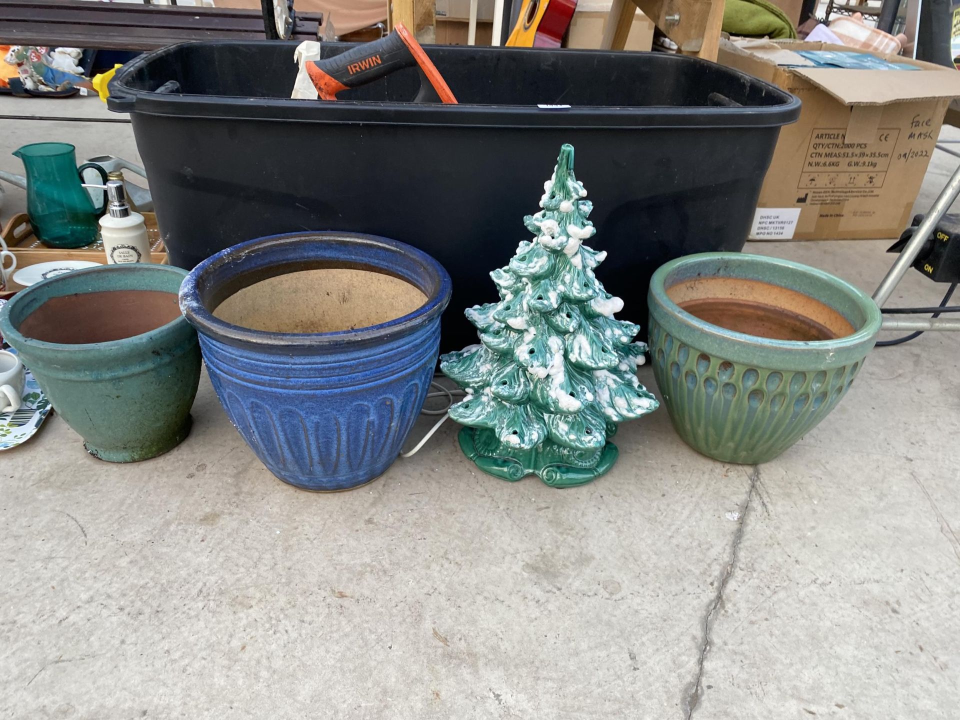 AN ASSORTMENT OF CERAMIC GARDEN POTS AND PLANTERS - Image 2 of 5