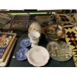 MIXED LOT TO INCLUDE A SELECTION OF CERAMICS AND GLASSWARE