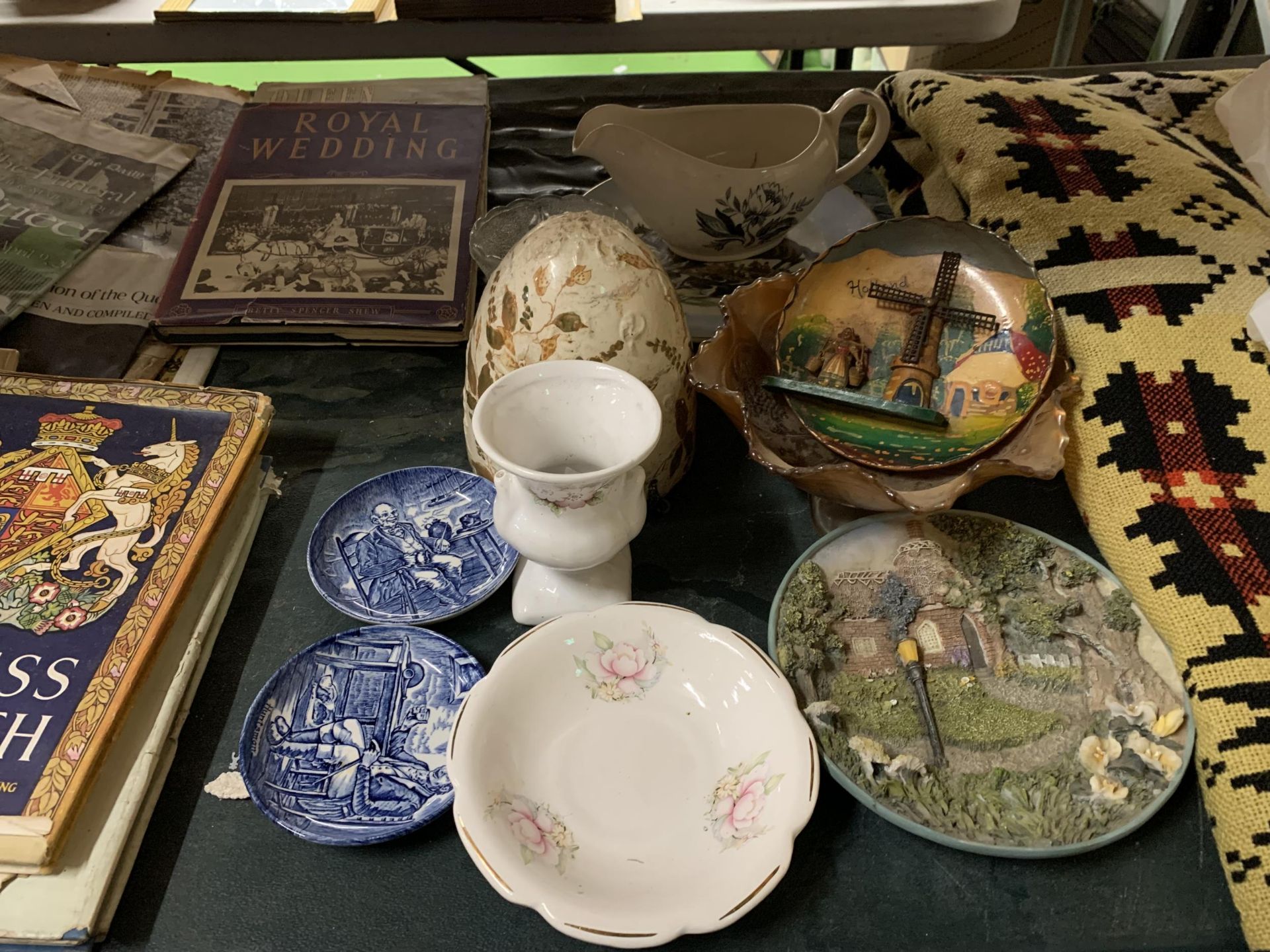 MIXED LOT TO INCLUDE A SELECTION OF CERAMICS AND GLASSWARE