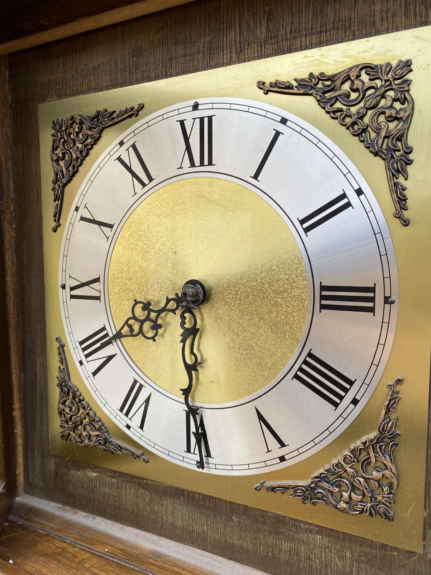 A REPRODUCTION OAK LONGCASE CLOCK WITH BRASS FACE AND THREE BRASS WEIGHTS - Bild 5 aus 5