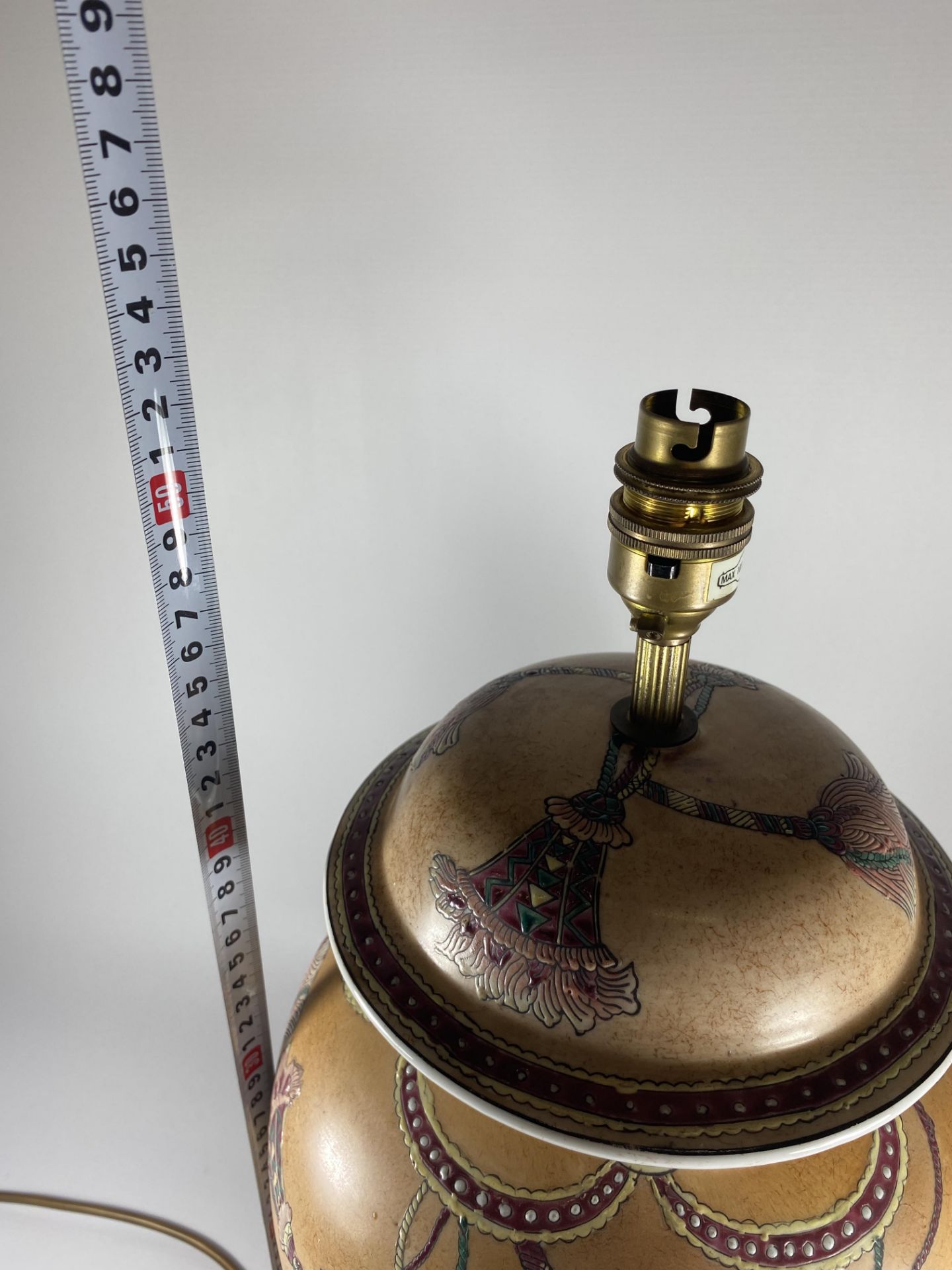 A LARGE ORIENTAL POTTERY TABLE LAMP WITH FLORAL DESIGN ON WOODEN BASE, HEIGHT APPROX 54CM - Image 5 of 5