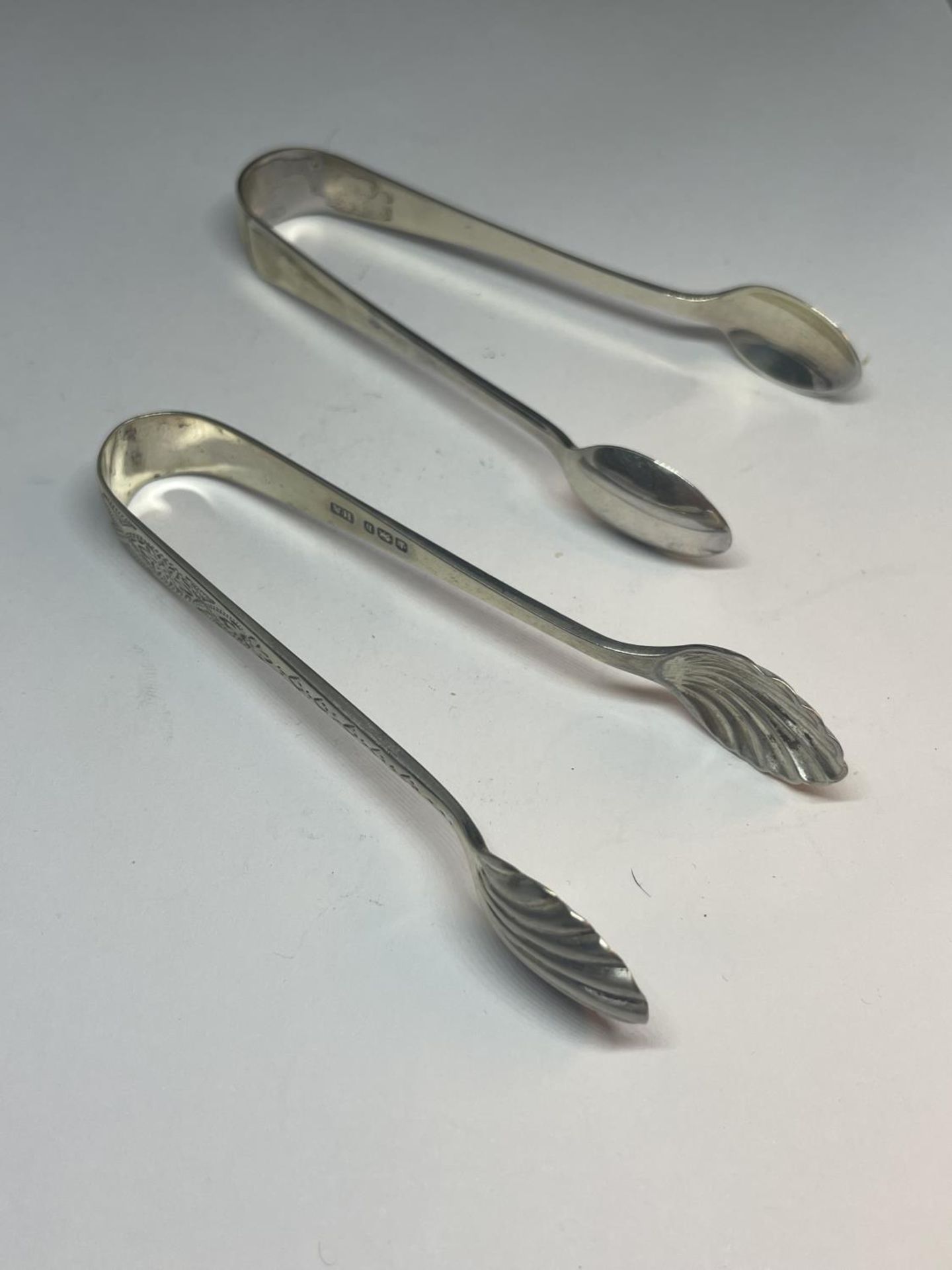 TWO SETS OF SUGAR TONGS TO INCLUDE A HALLMARKED SHEFFIELD SILVER 1900 AND A HALLMARKED BIRMINGHAM