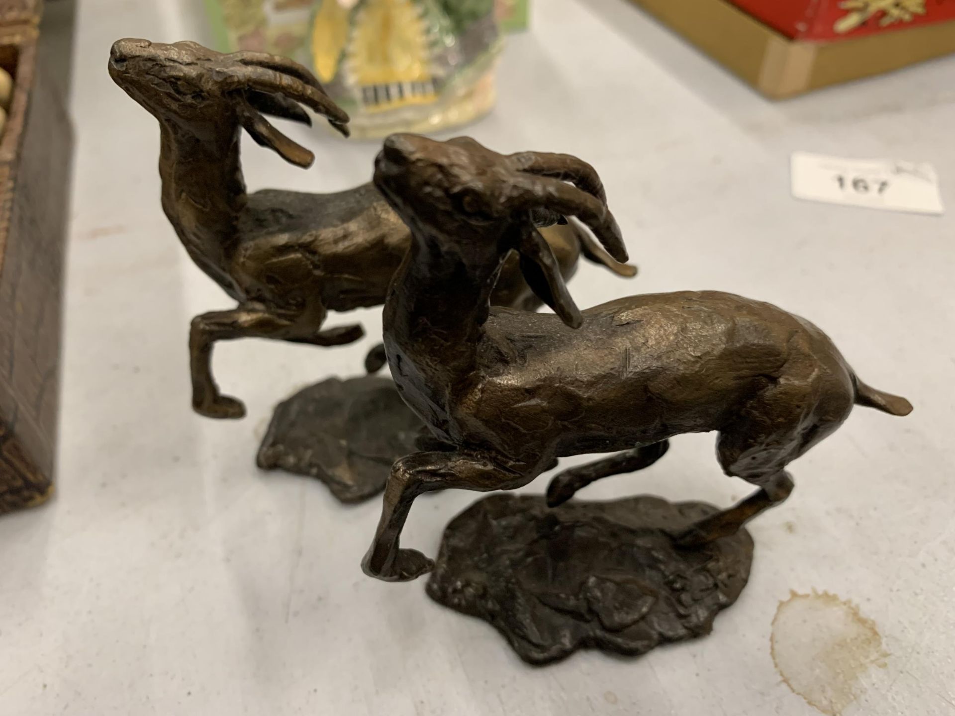 A PAIR OF PAUL JENKINS BRONZE MOUNTAIN GOATS HEIGHT 8.5CM