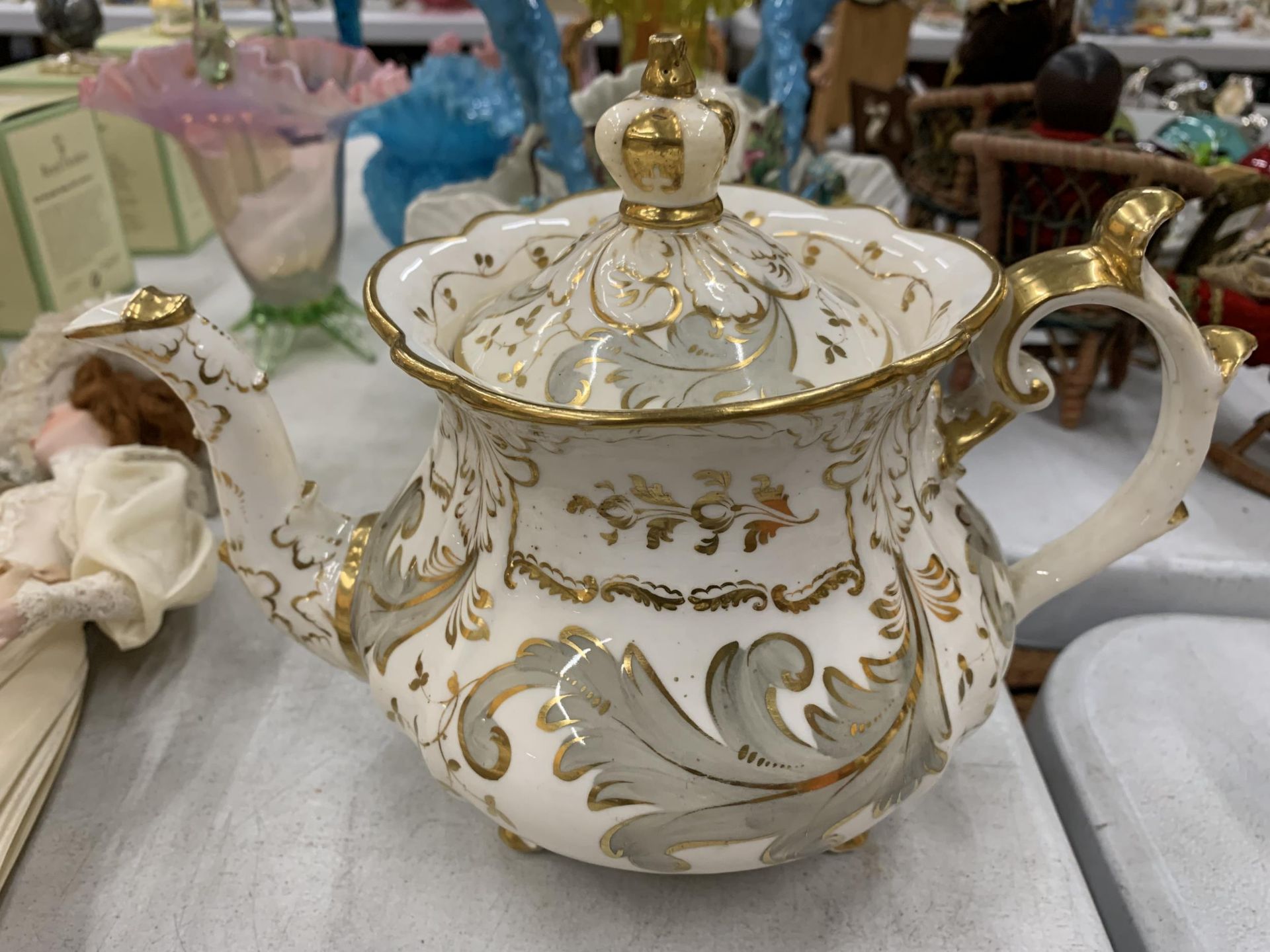 FOUR PIECES OF CHINA DINNERWARE TO INCLUDE A TEAPOT, TUREEN AND CREAM BOWL - WHITE WITH GILD - Bild 2 aus 4