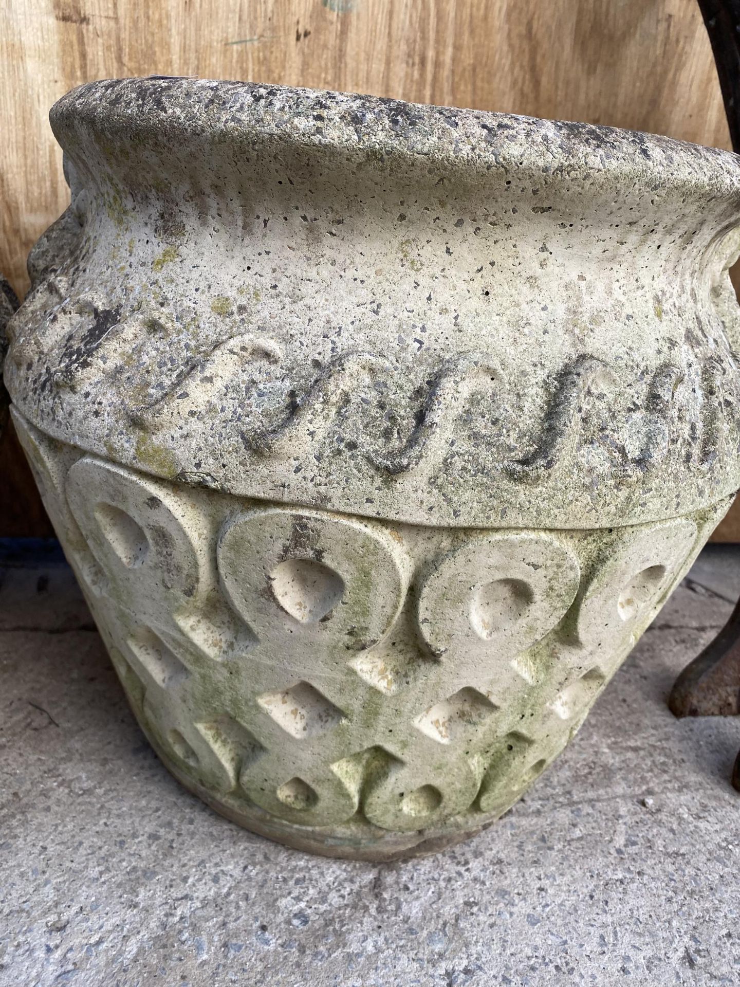 A PAIR OF RECONSTITUTED STONE PLANTERS (H:39CM) - Image 5 of 5