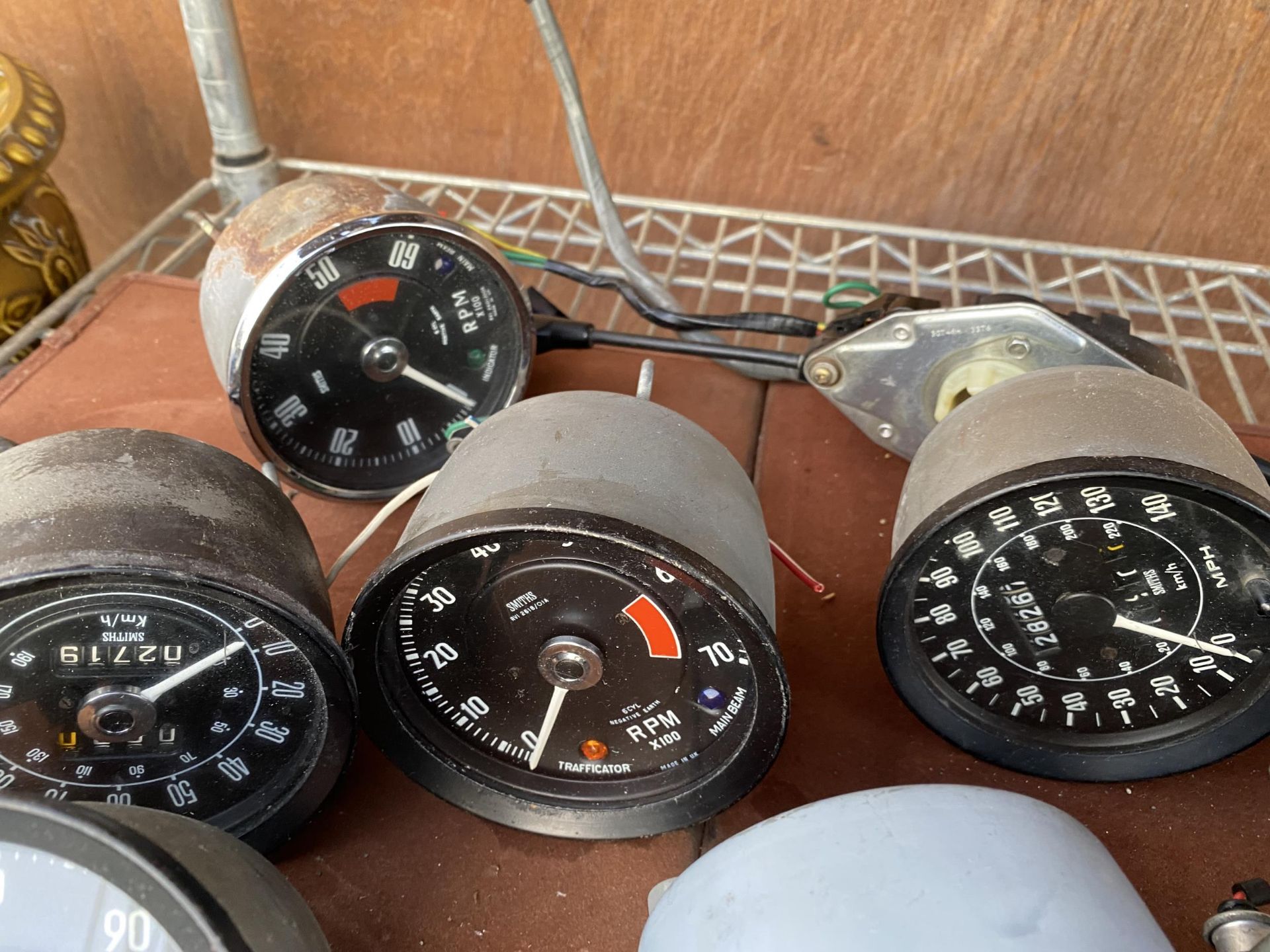 AN ASSORTMENT OF VINTAGE AUTOMOBILE DASHBOARD GAUGES TO INCLUDE SPEEDOMETERS, CLOCKS AND OIL - Image 3 of 3