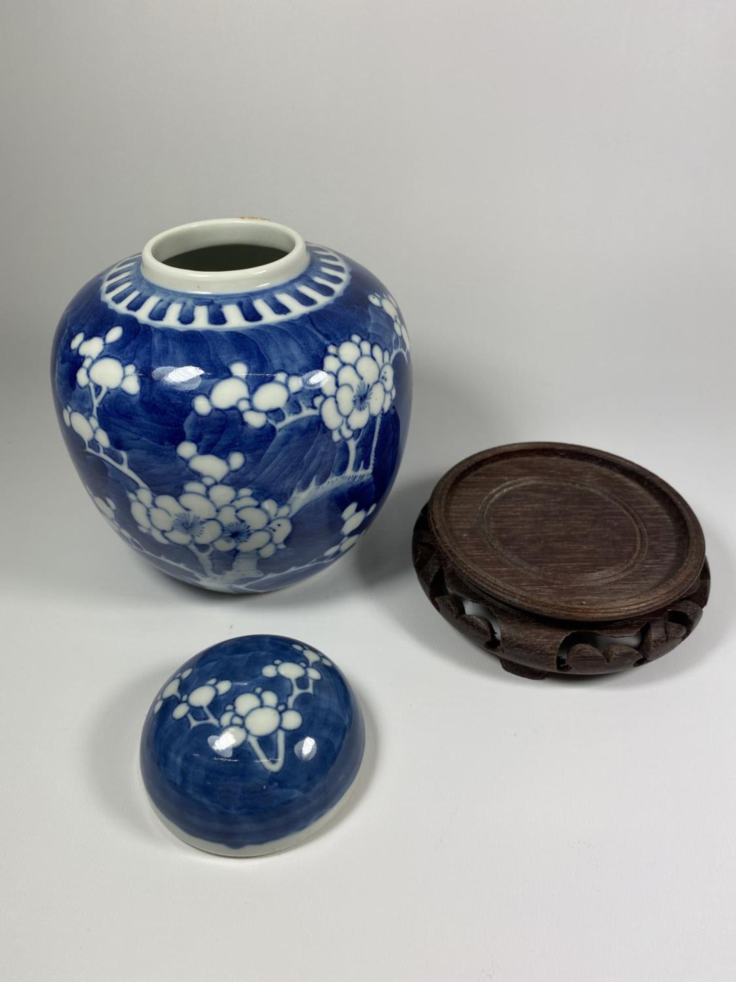 A LATE 19TH CENTURY CHINESE PORCELAIN PRUNUS BLOSSOM PATTERN GINGER JAR ON WOODEN BASE, DOUBLE - Image 2 of 5