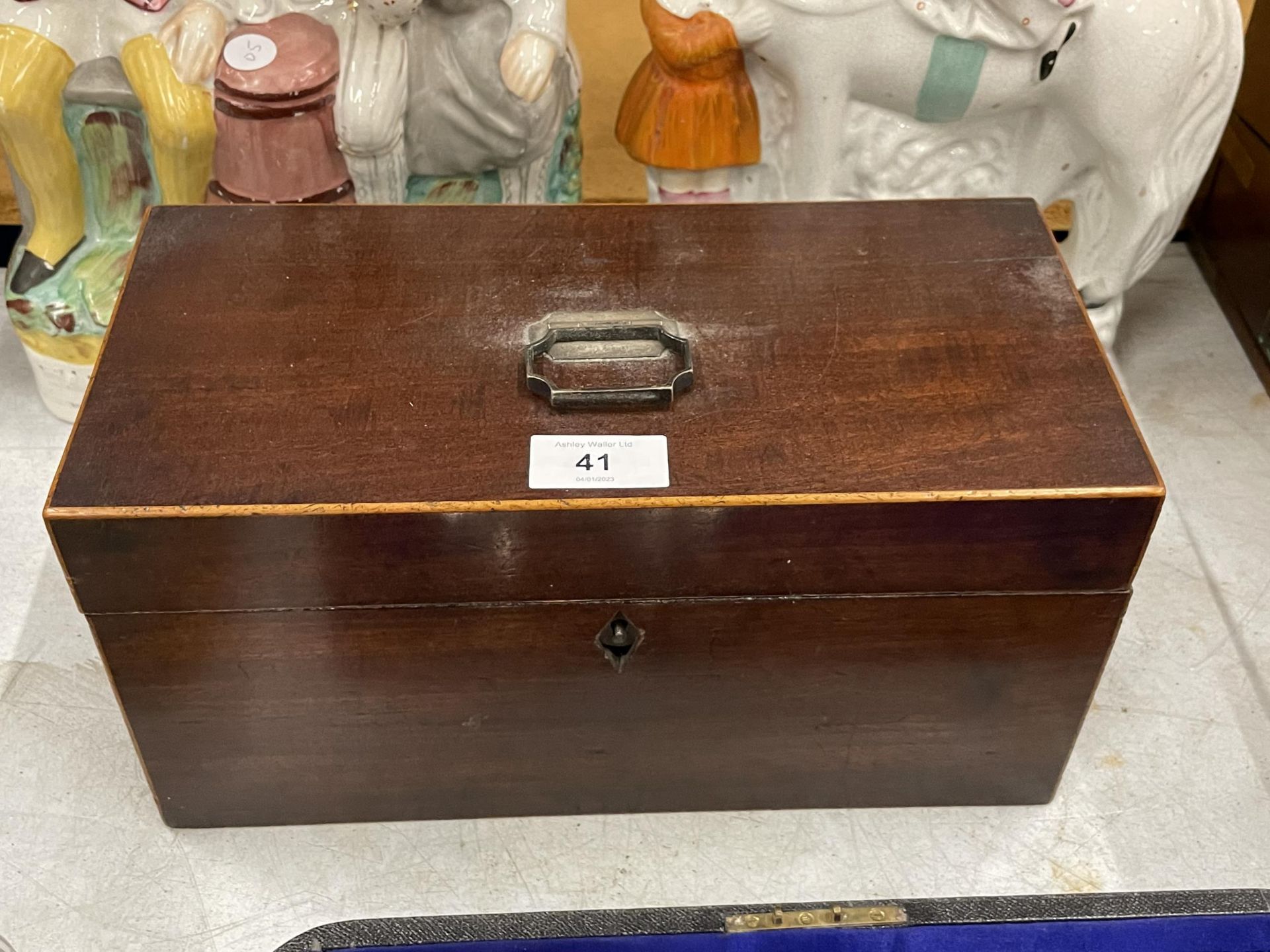 A MAHOGANY TEA CADDY & CONTENTS WITH GEORGE III SILVER HANDLE, HALLMARKS FOR LONDON, 1791