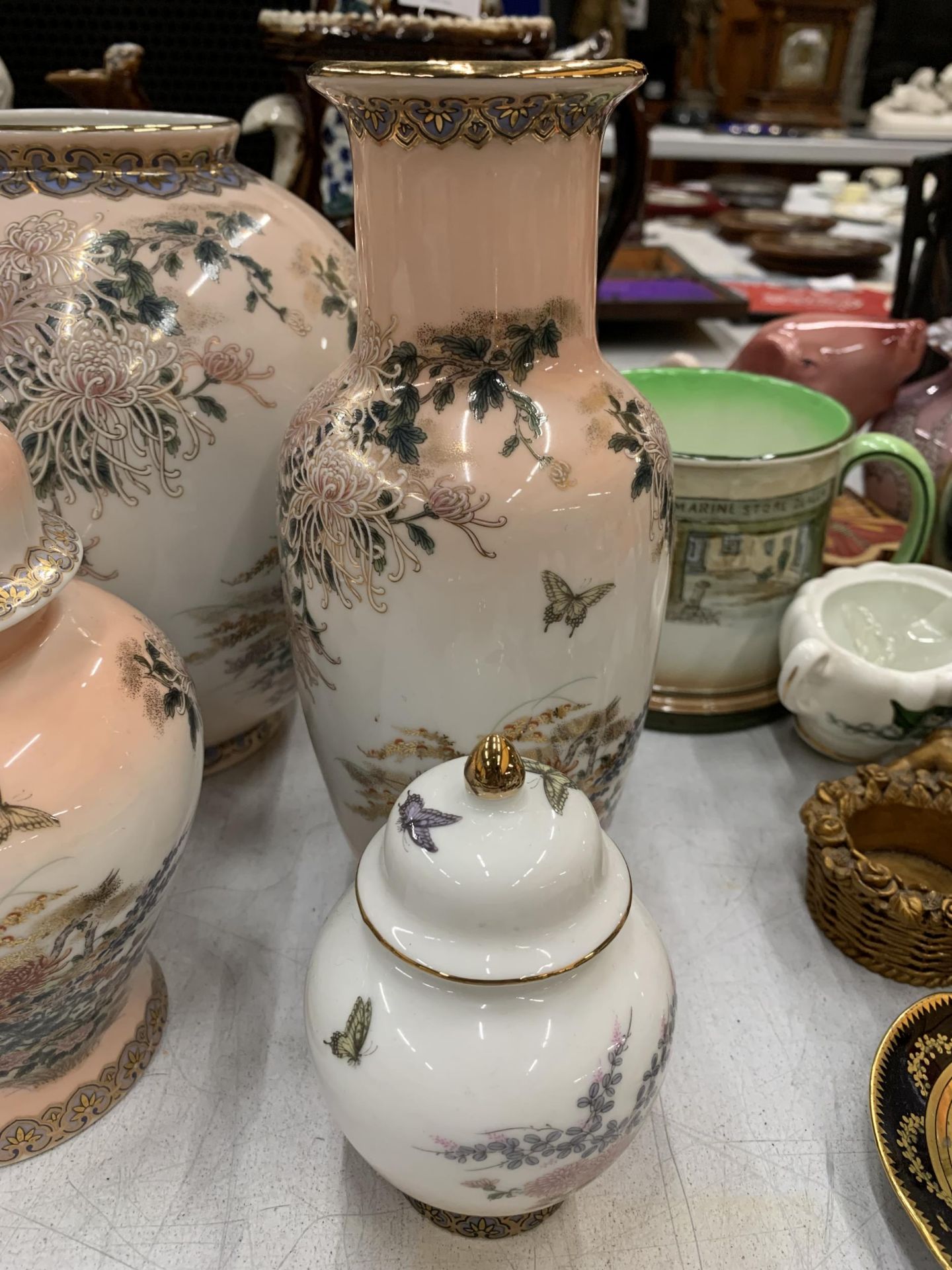 FIVE PIECES OF ORIENTAL STYLE POTTERY TO INCLUDE BOWLS, VASES, GINGER JAR, ETC, IN PALE PEACH WITH A - Bild 3 aus 4