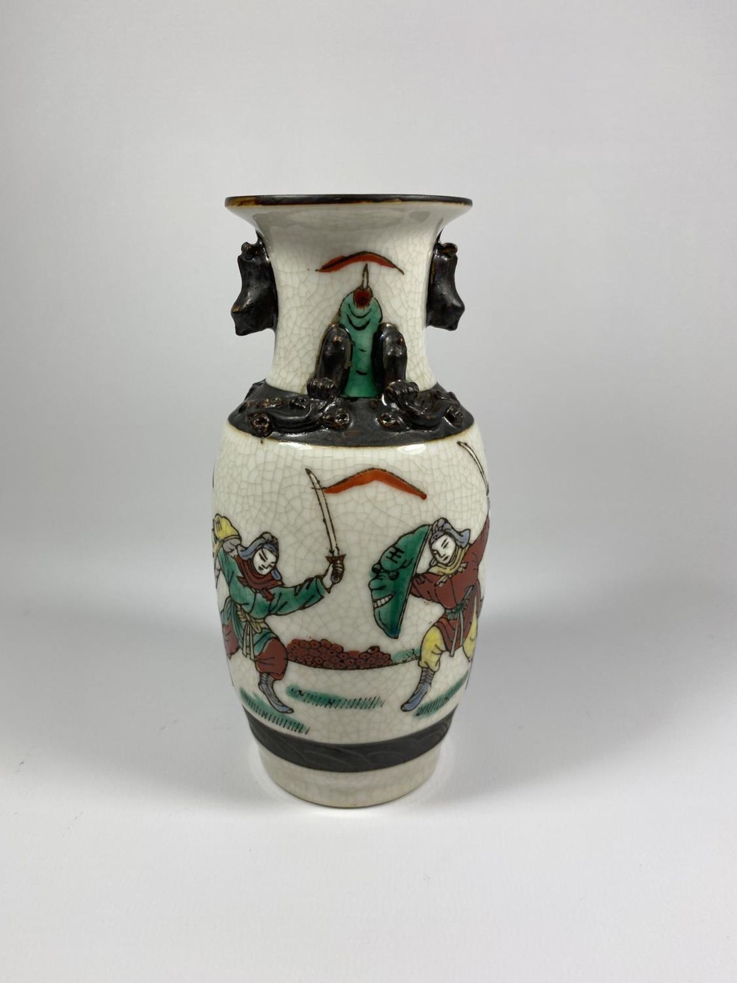 A CHINESE CRACKLE GLAZE VASE WITH WARRIOR DESIGN, SEAL MARK TO BASE, HEIGHT 15CM