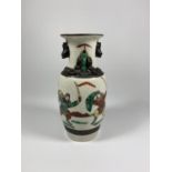 A CHINESE CRACKLE GLAZE VASE WITH WARRIOR DESIGN, SEAL MARK TO BASE, HEIGHT 15CM