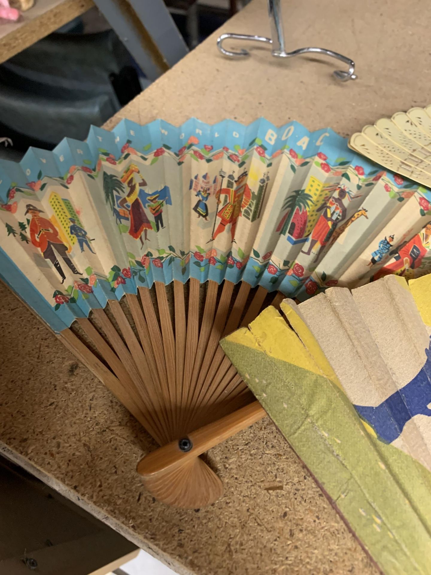 A COLLECTION OF VINTAGE FANS - 6 IN TOTAL - Image 3 of 3