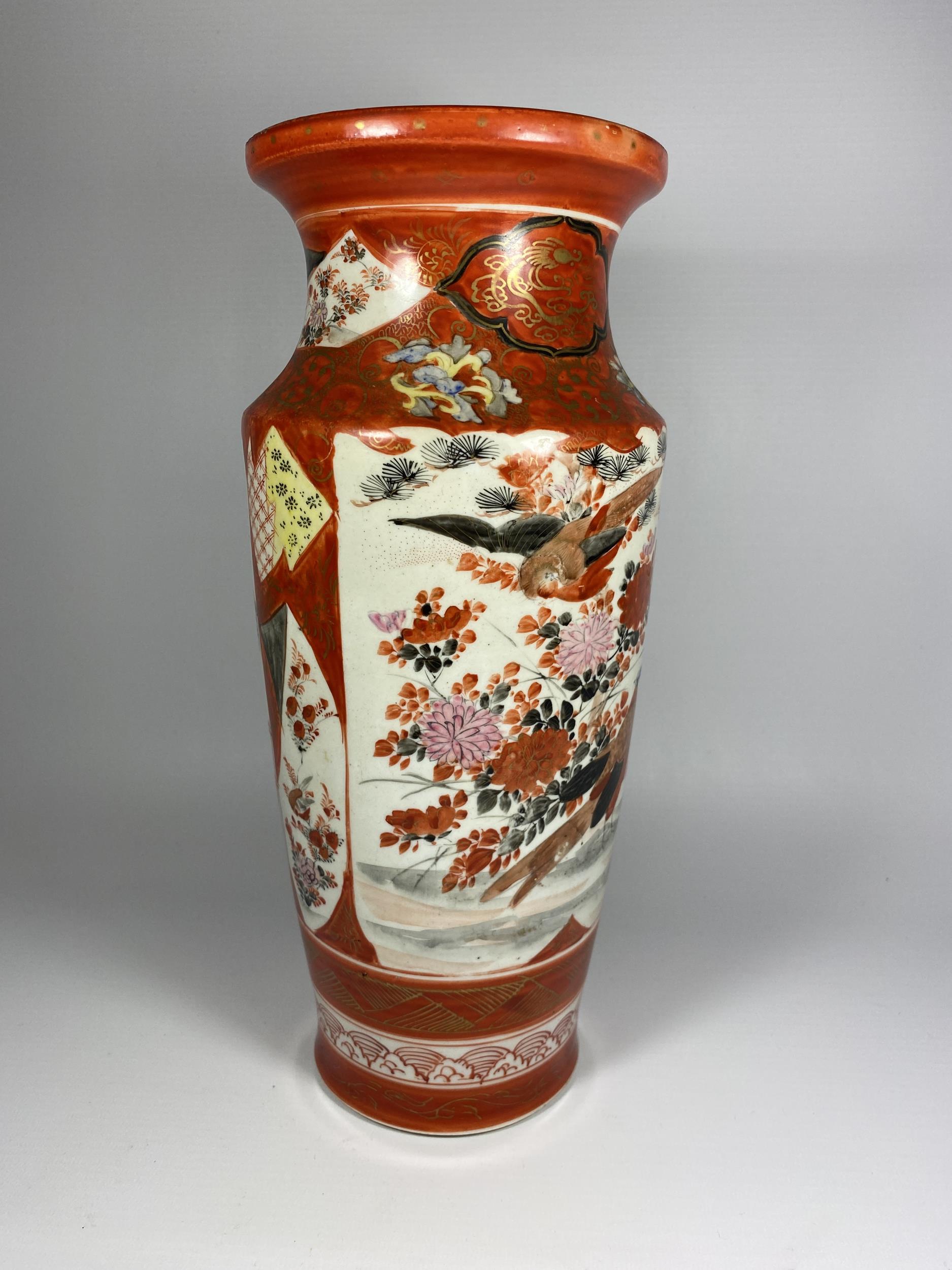 A LARGE JAPANESE KUTANI WARE VASE WITH TEMPLE FIGURAL TEMPLE DESIGN, CHARACTER MARKS TO BASE, HEIGHT - Image 3 of 5