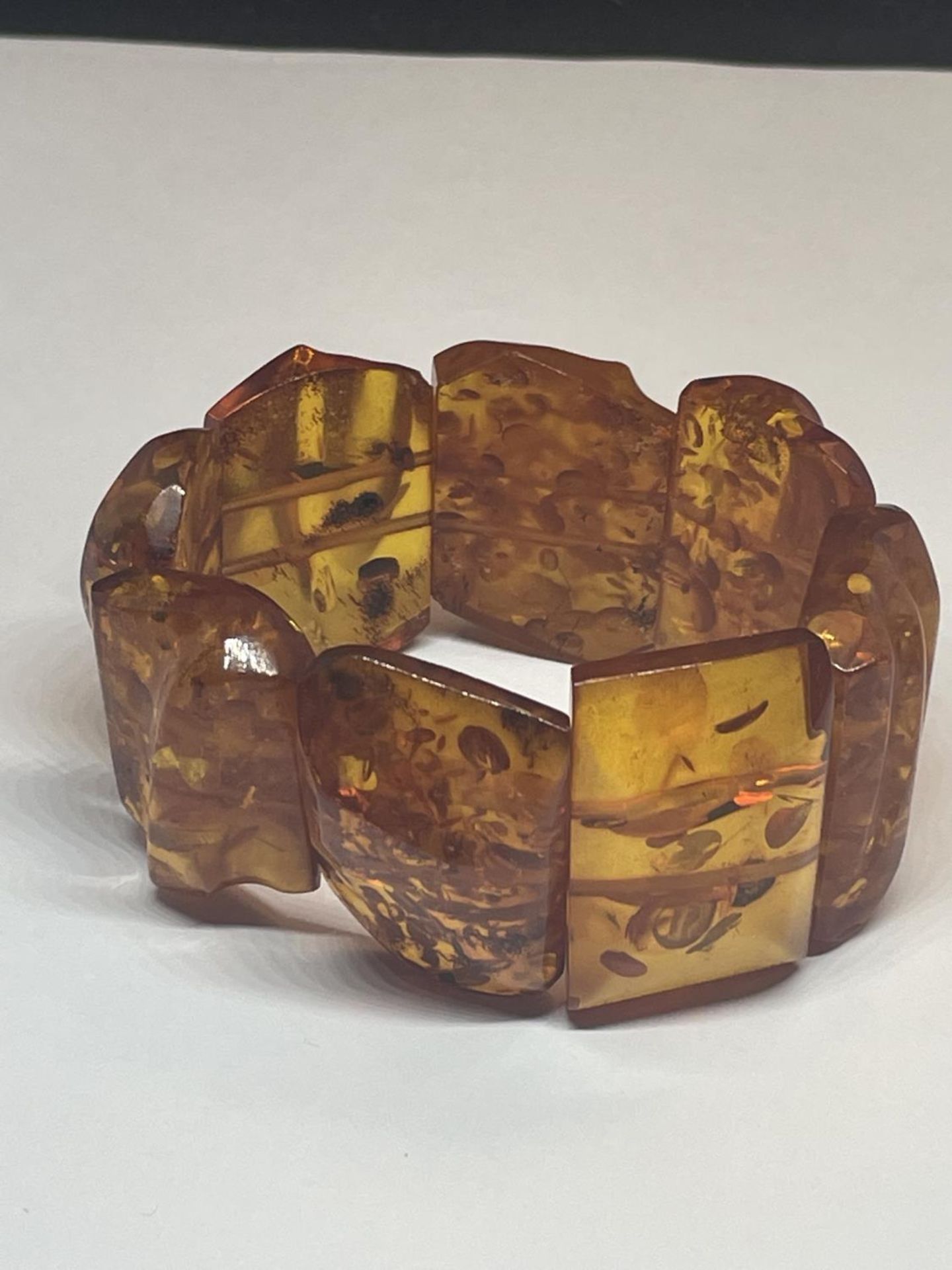 AN AMBER BRACELET CONSISTING OF EIGHT RECTANGULAR STYLE STONES - Image 3 of 5