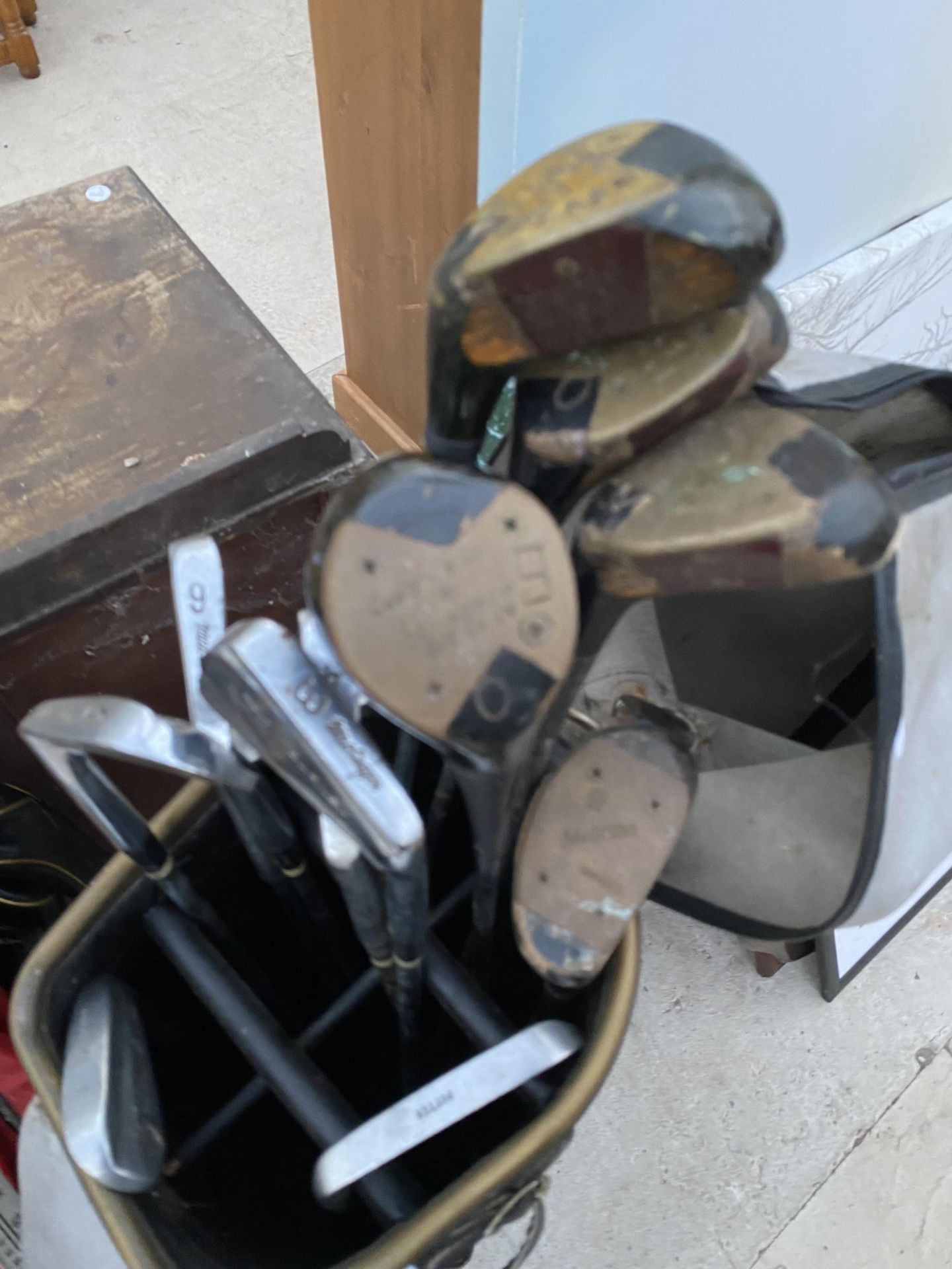 TWO VINTAGE GOLF BAGS AND AN ASSORTMENT OF VINTAGE GOLF CLUBS - Image 3 of 5