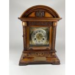 A VINTAGE JUNGHANS GERMAN MAHOGANY CASED MANTLE CLOCK WITH PENDULUM, HEIGHT 38CM