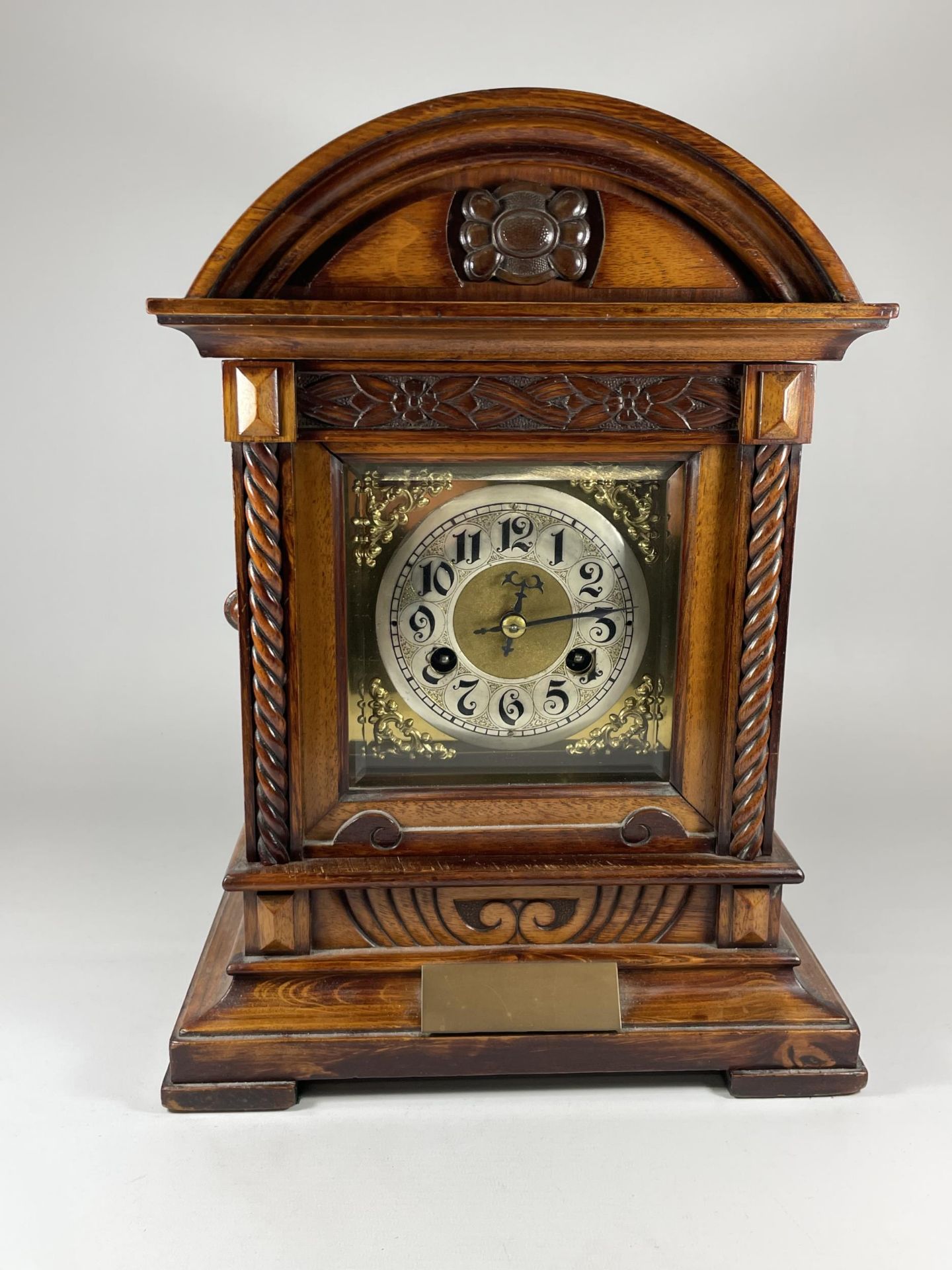 A VINTAGE JUNGHANS GERMAN MAHOGANY CASED MANTLE CLOCK WITH PENDULUM, HEIGHT 38CM