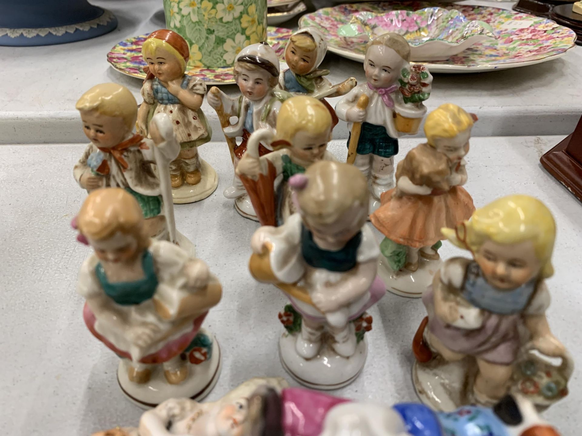 A LARGE QUANTITY OF MINIATURE ITEMS TO INCLUDE CERAMIC FIGURES, ANIMALS, ETC - Image 2 of 5
