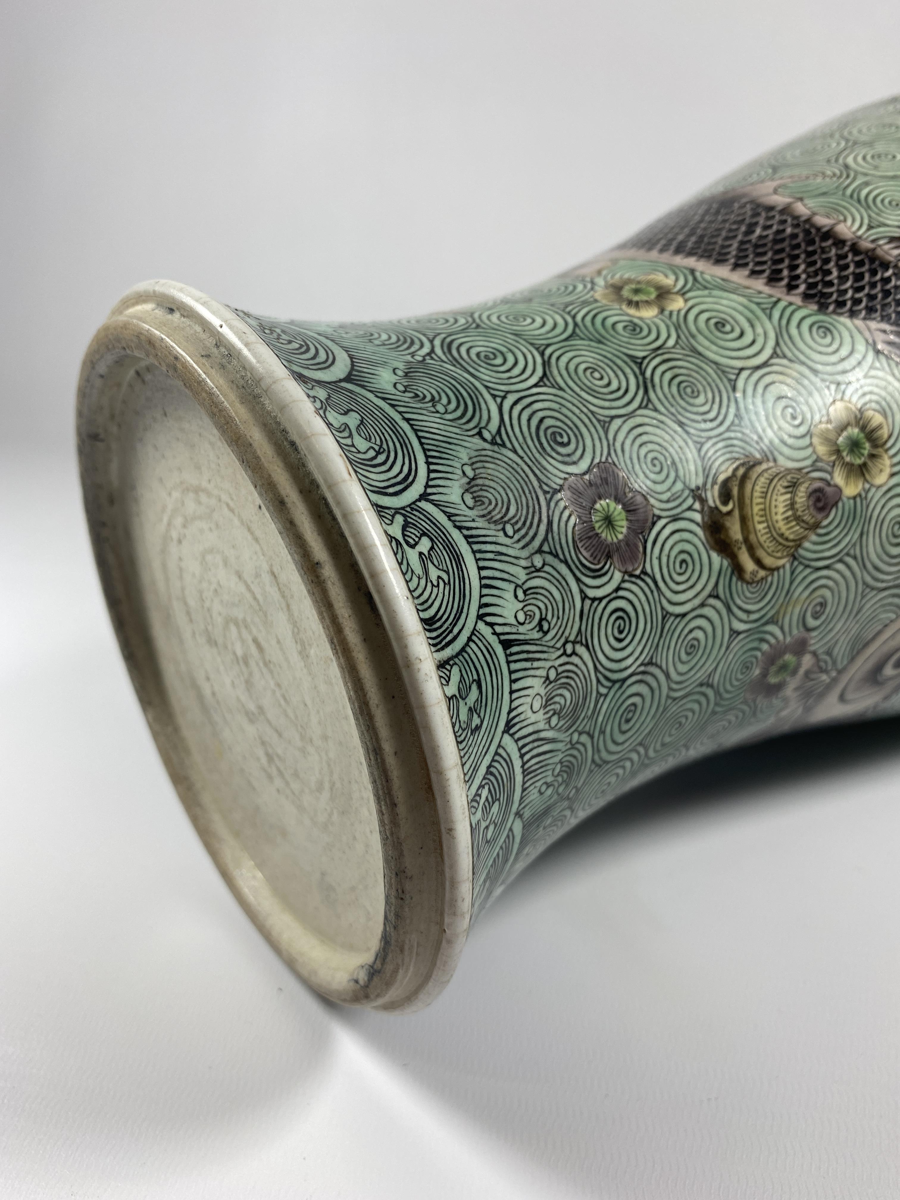 A LARGE MID 19TH CENTURY CHINESE BALUSTER FORM VASE WITH ENAMEL FISH ON A GEOMETRIC CIRCLES - Image 9 of 9