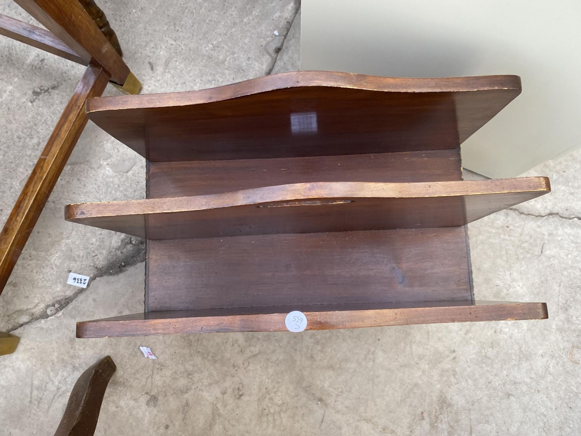 A MID 20TH CENTURY MAHOGANY TWO DIVISION MAGAZINE RACK ON CABRIOLE LEGS - Image 3 of 3