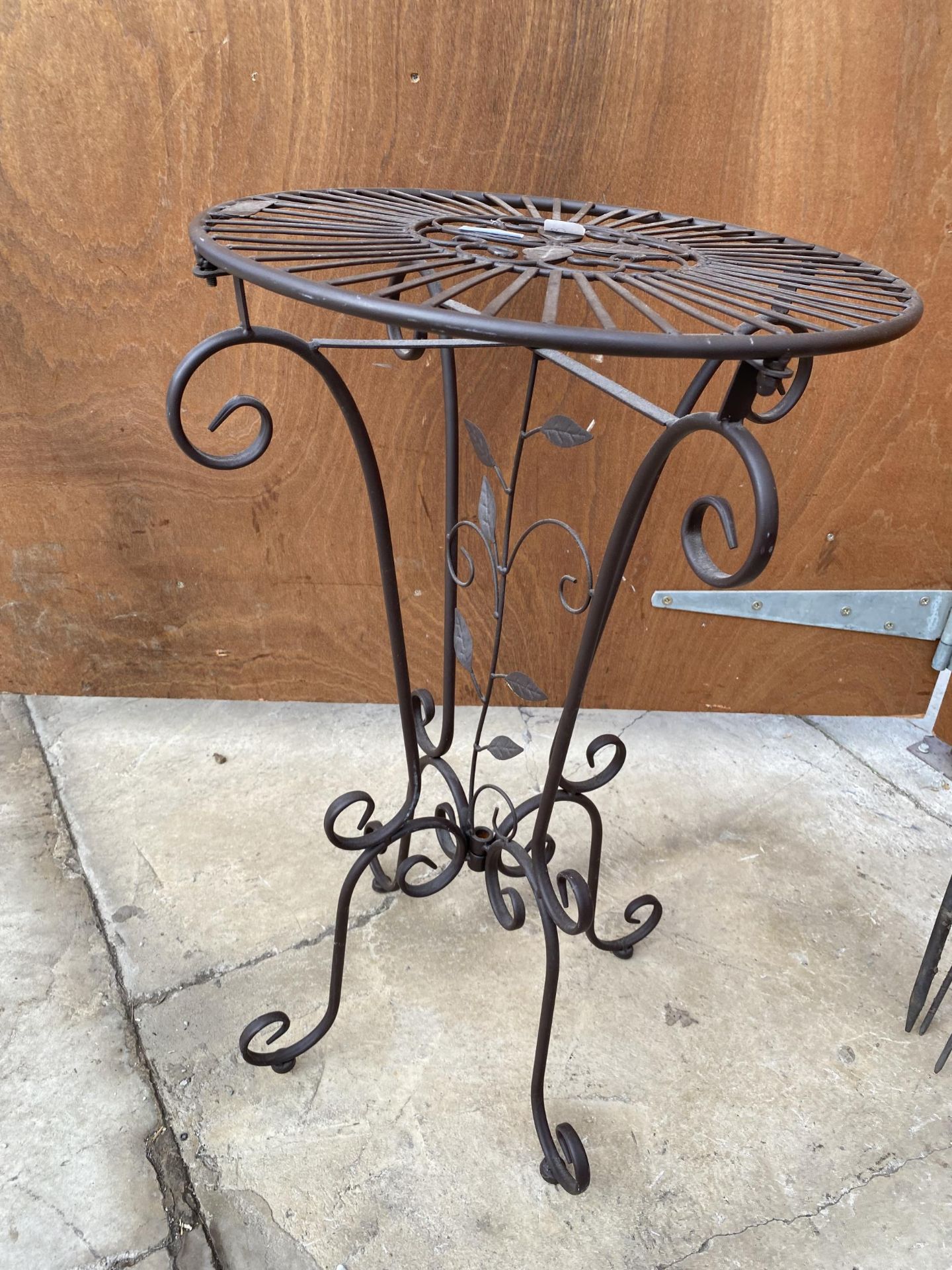 A SMALL DECORATIVE METAL SIDE TABLE AND A METAL WIND SPINNER - Image 2 of 5