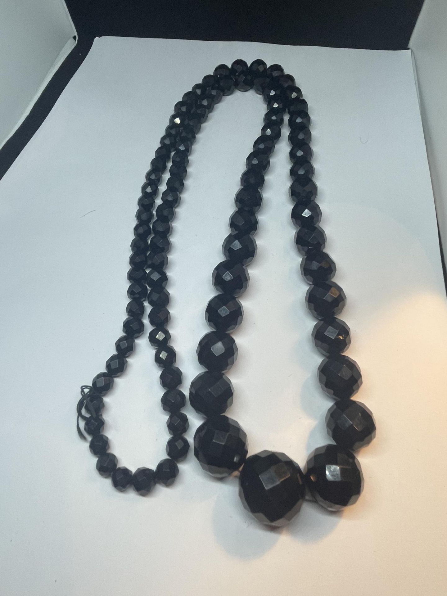 A WHITBY JET NECKLACE ADJUSTABLE LENGTH APPROXIMATELY 98CM