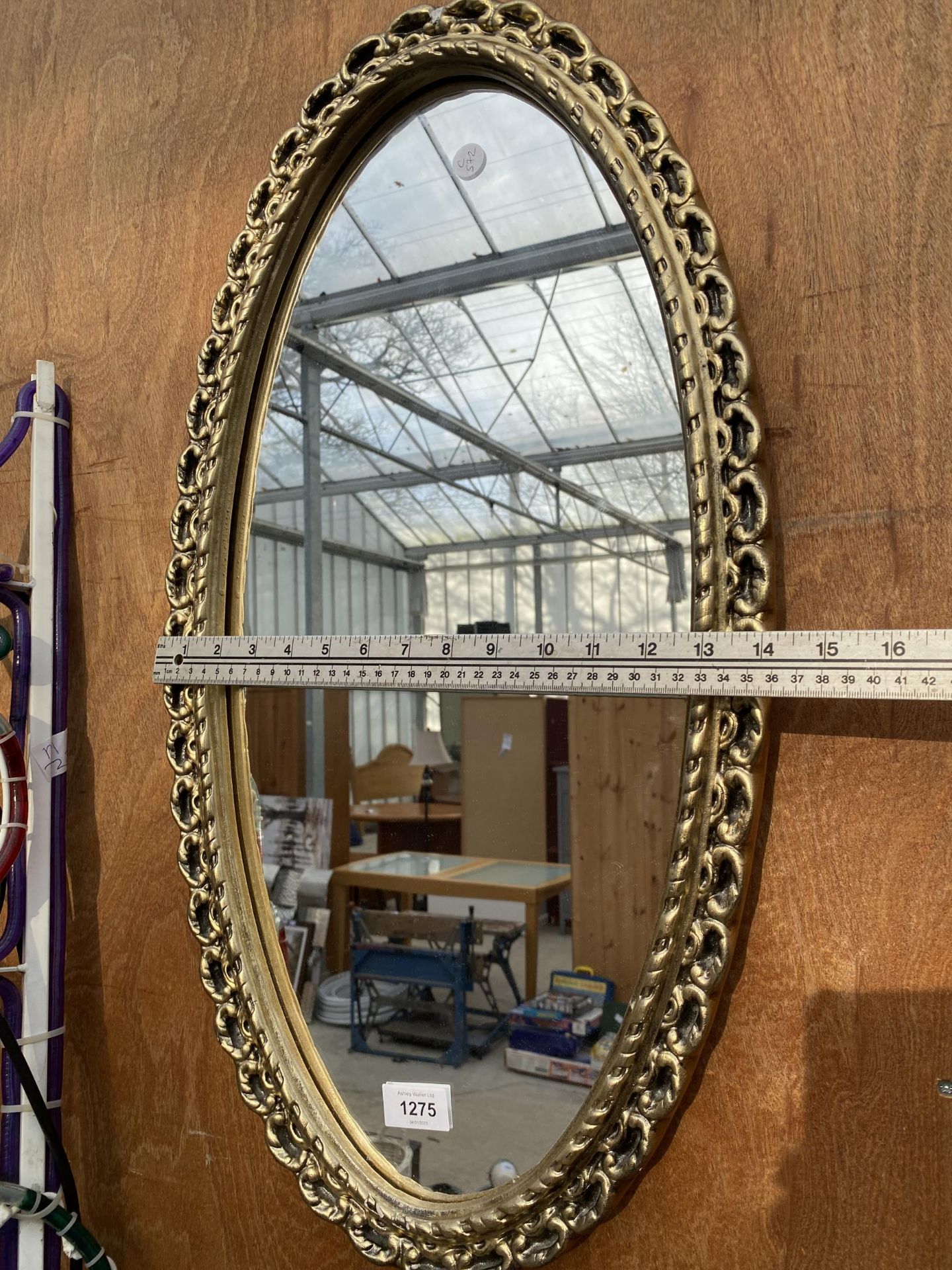 A DECORATIVE GILT FRAMED OVAL WALL MIRROR - Image 3 of 3