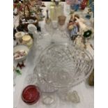 A QUANTITY OF GLASSWARE TO INCLUDE VICTORIAN PRESSED GLASS CAKE STAND, VINTAGE GLASSES, VASE, BOWLS,