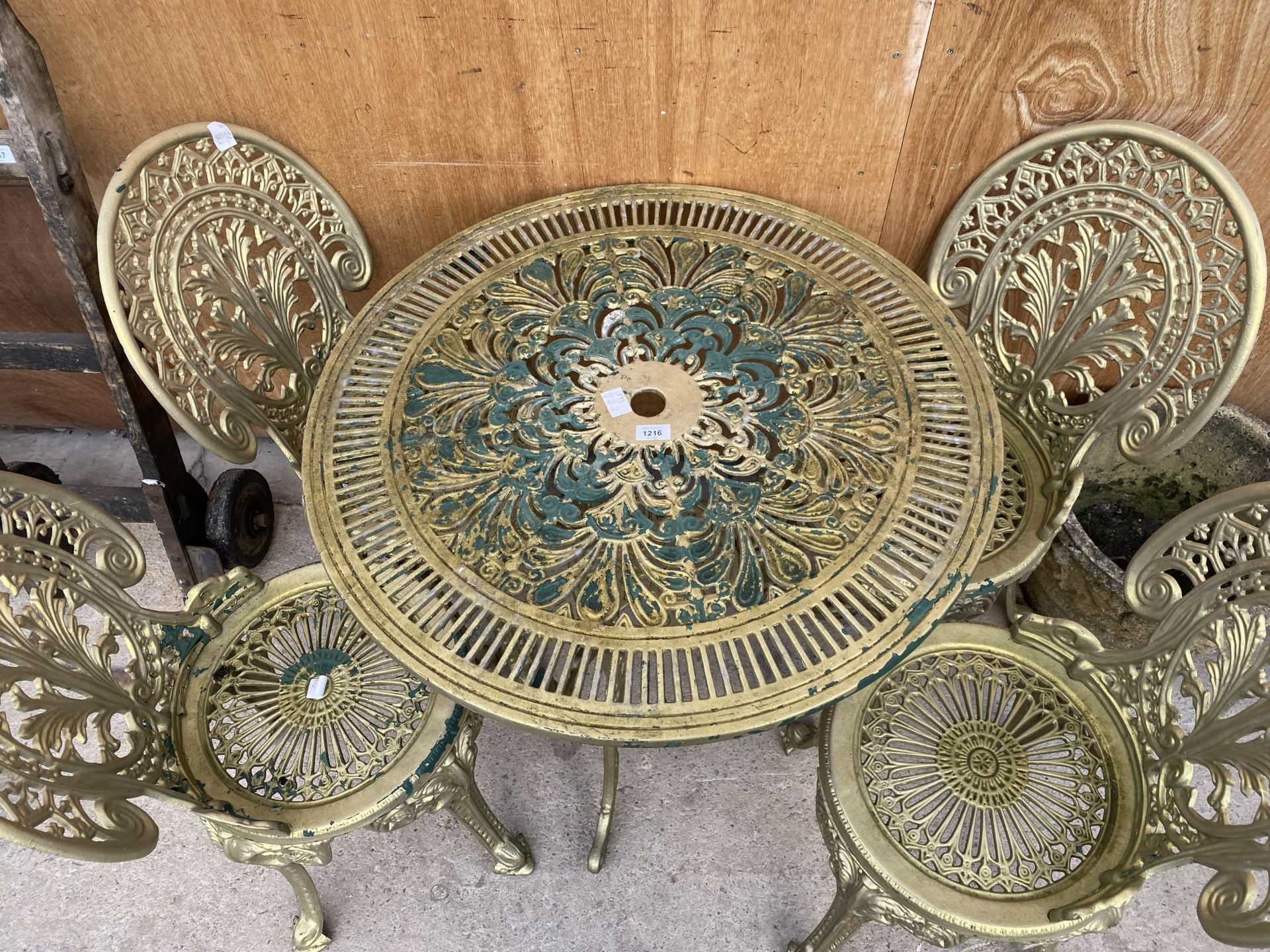 A VINTAGE STYLE CAST ALLOY BISTRO SET COMPRISING OF A ROUND TABLE AND FOUR CHAIRS - Image 4 of 4